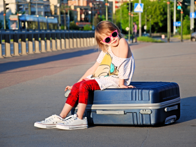 Девочка с чемоданом