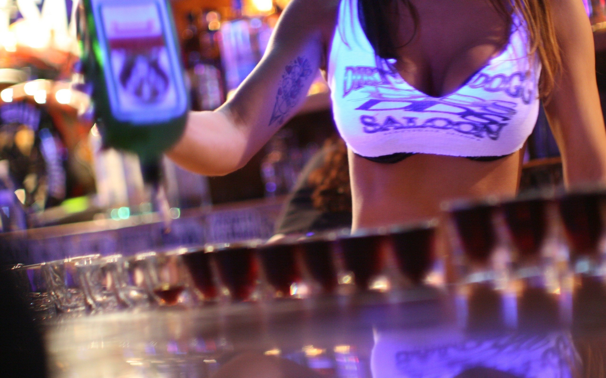 Рыжуха трахается с барменом на барной стойке