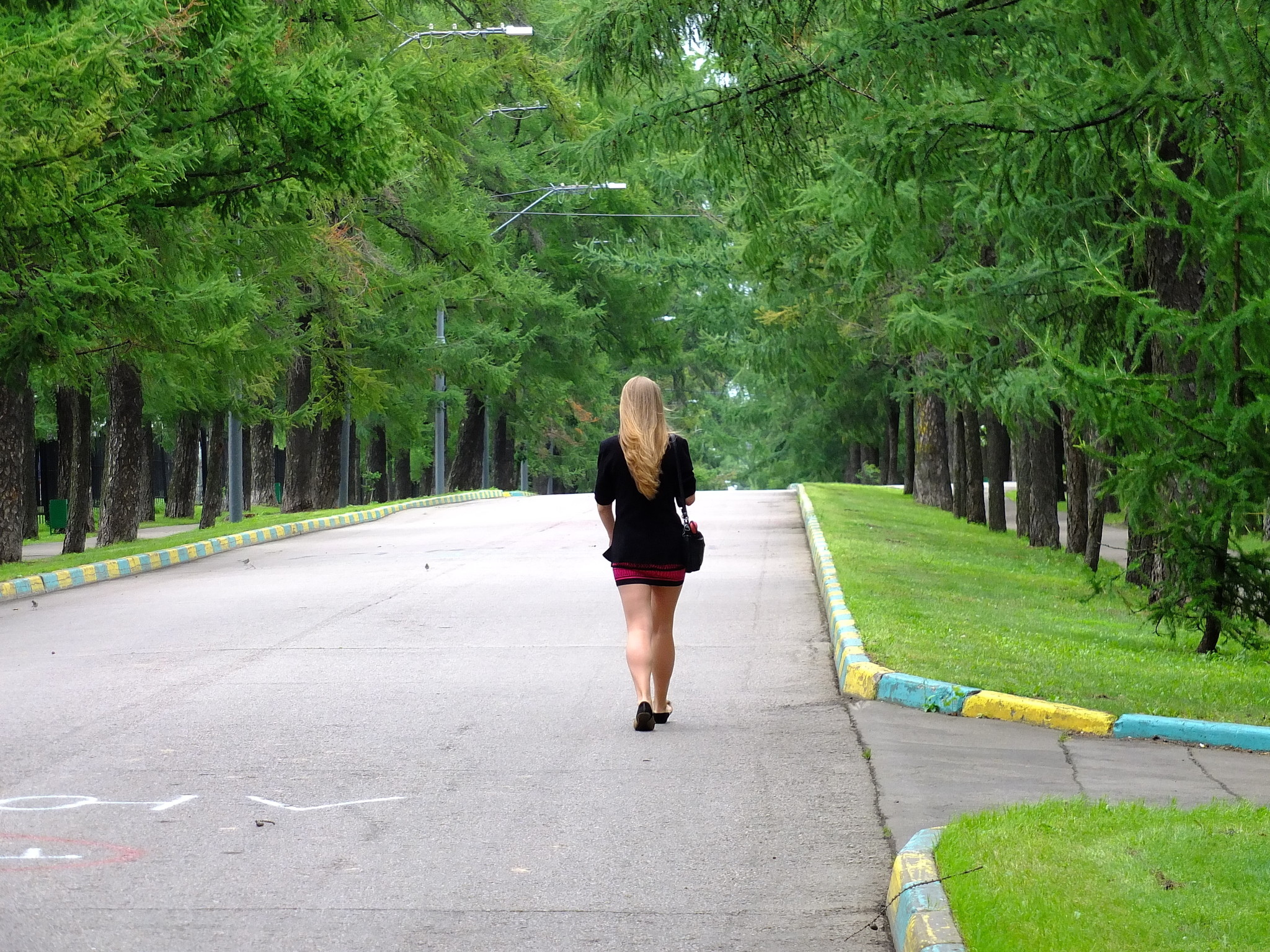 Голая азиатка гуляет по парку