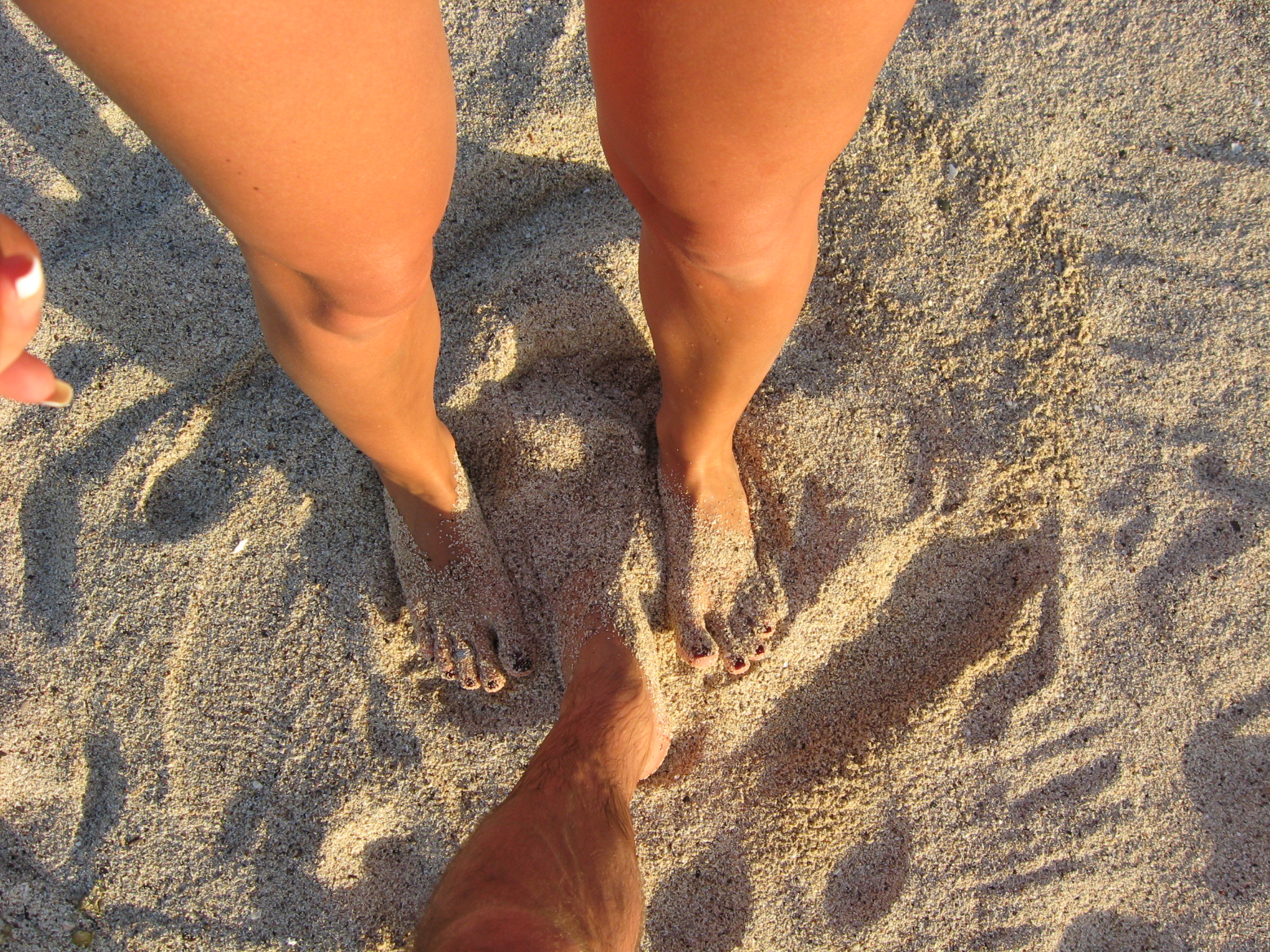 Телка раздвинула ножки на пляже