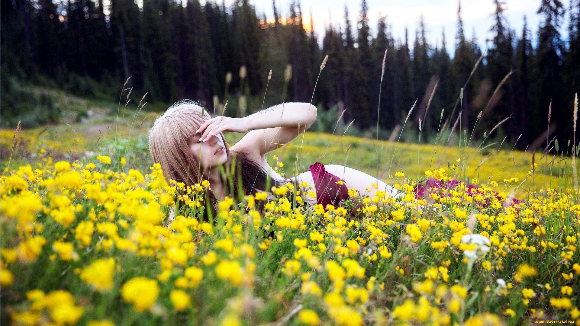Симпатичная блондинка показывает попку в зеленой траве