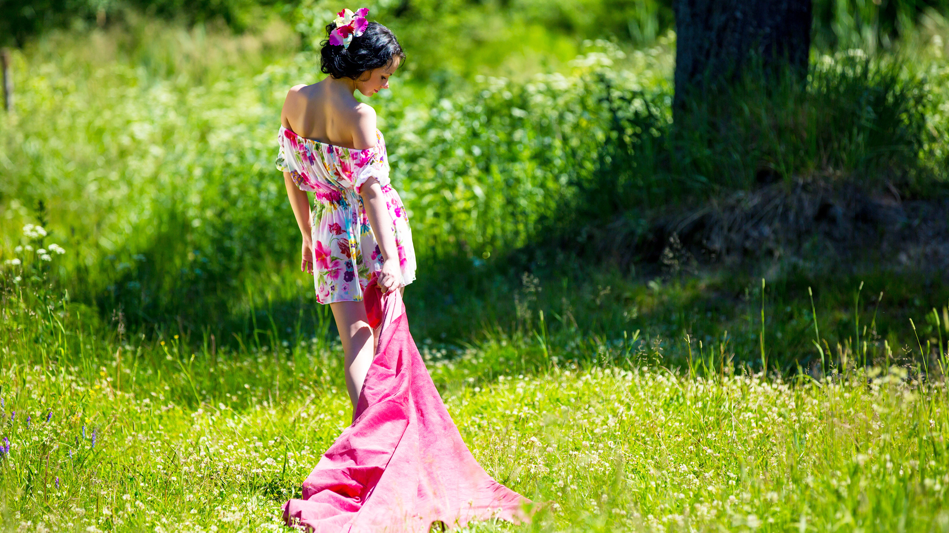 Рыжая красавица снимает платье на лужайке