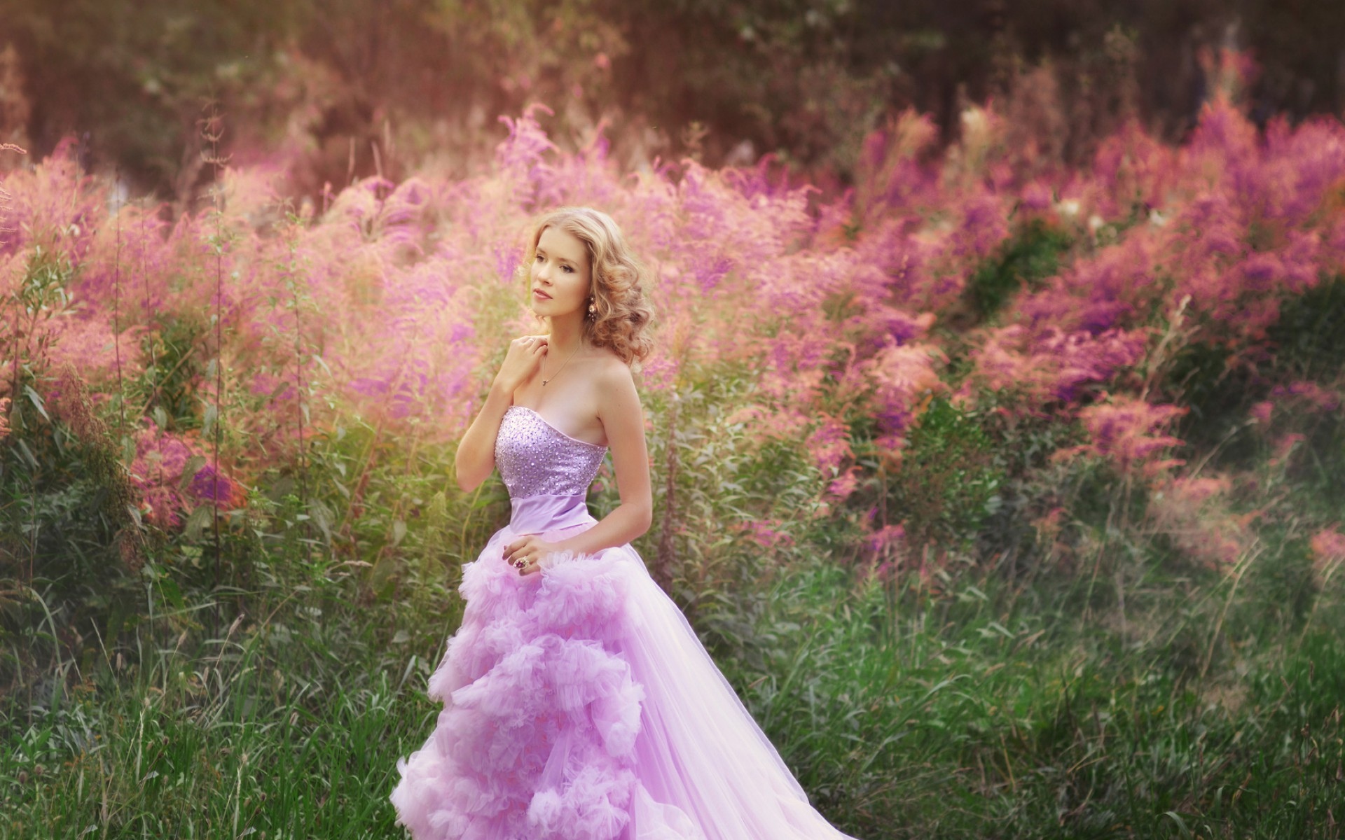Молодая красотка с тату сняла розовое платье на природе