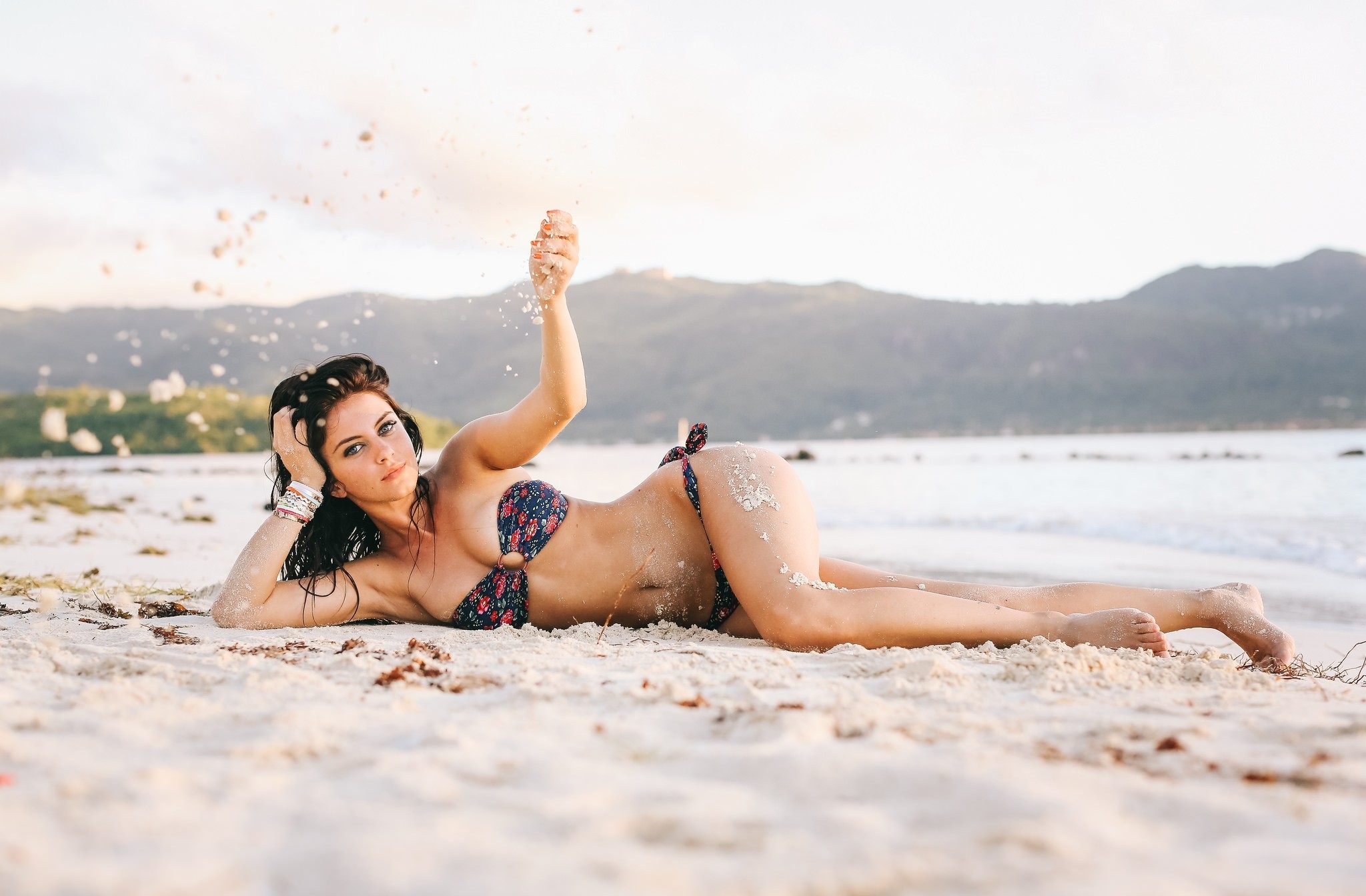Сексуальная натуристка позирует на песке
