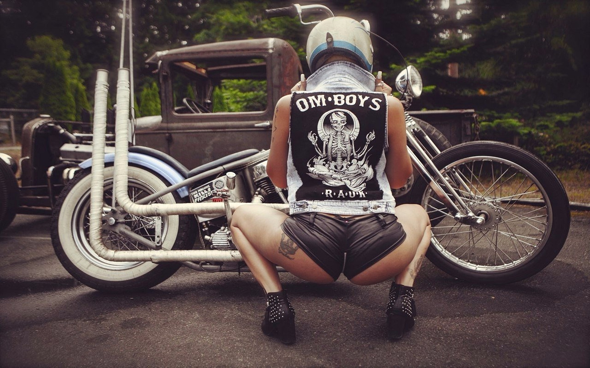 Татуированные девки приехали в мотоклуб за жаркой групповушкой с качками