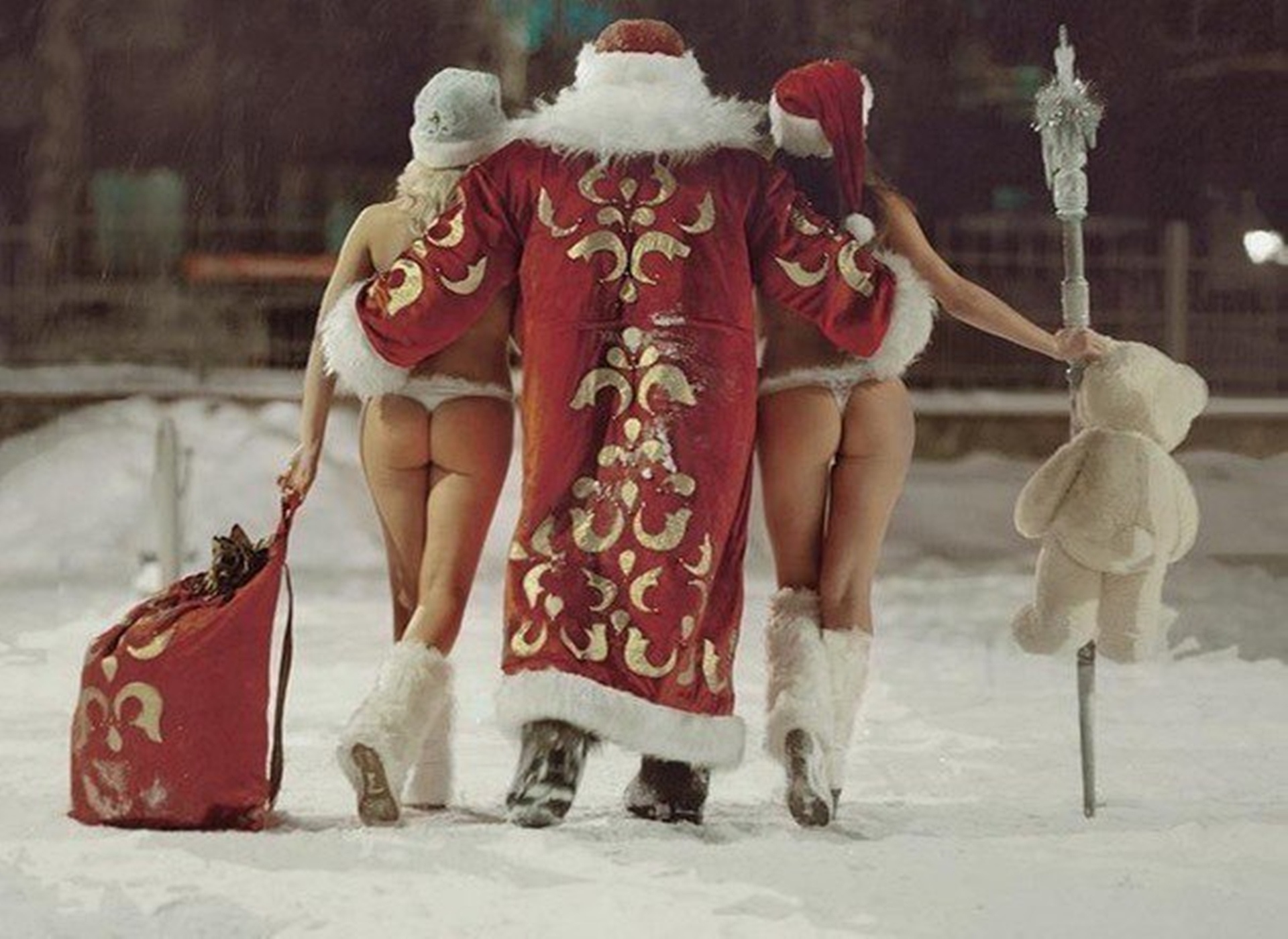 Дед Мороз и две снегурки замутили новогоднюю оргию