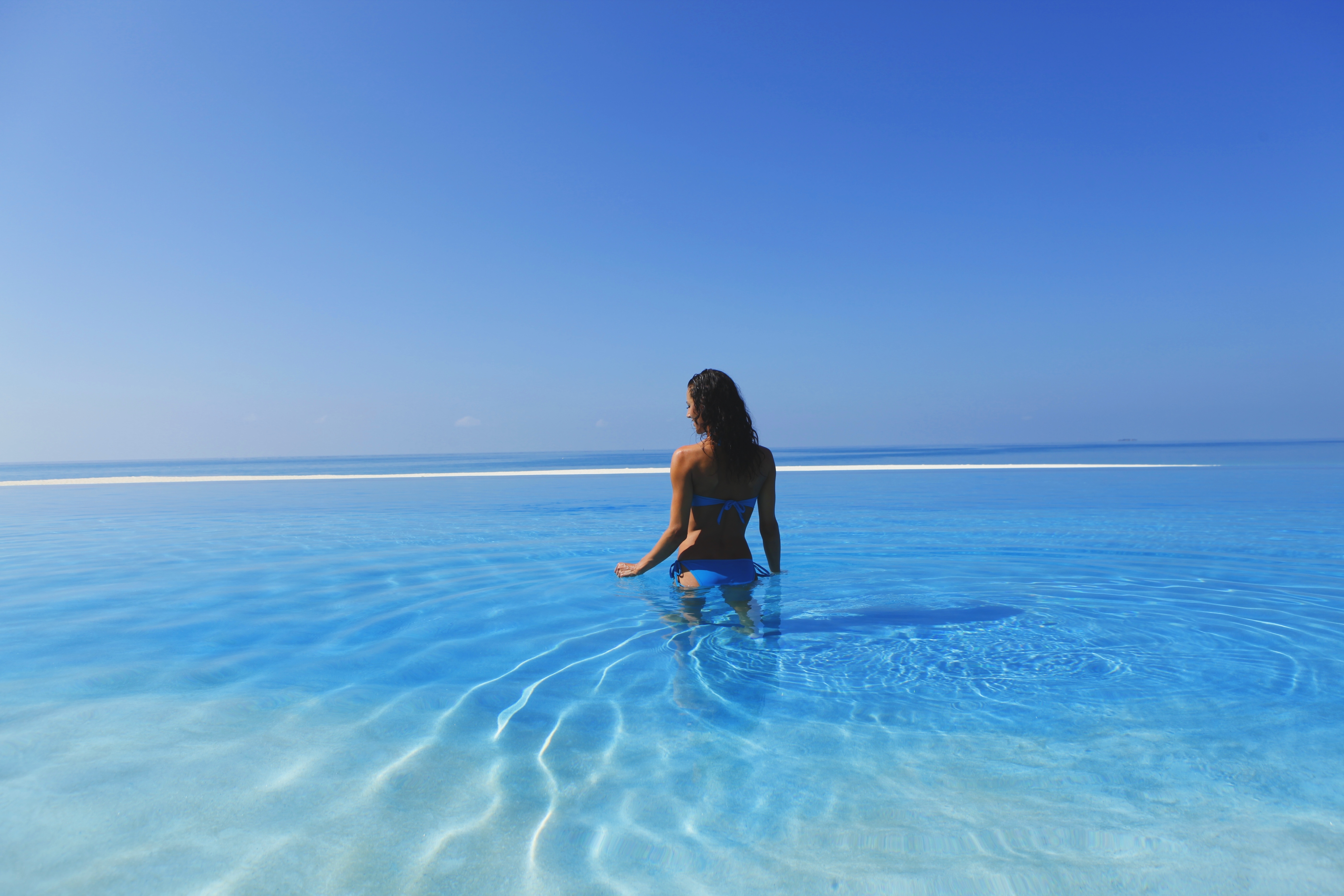 Tiffany Tatum голая на фоне голубого моря