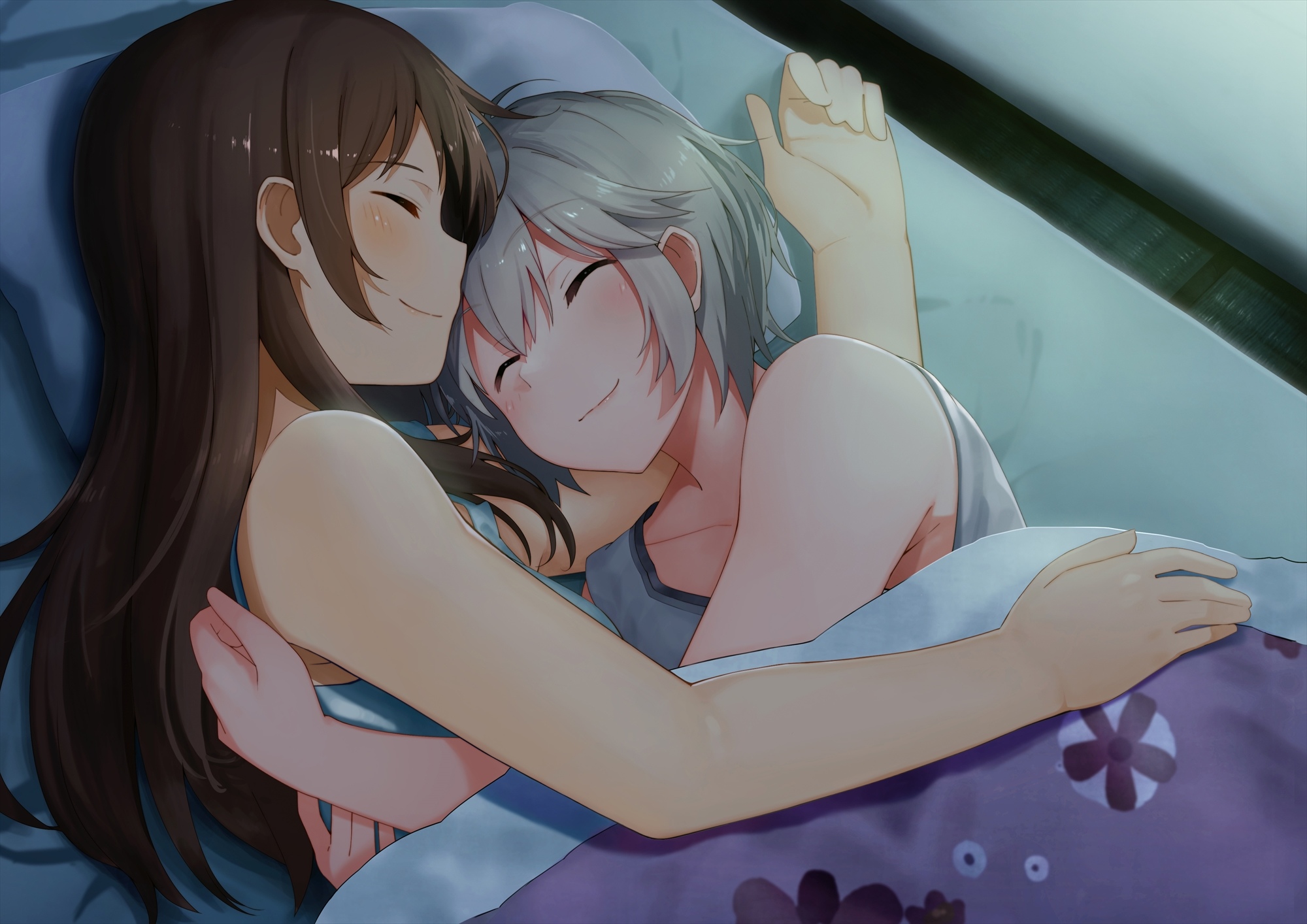 Лесбиянки на кровати теребят друг другу влажные дырочки пальчиками