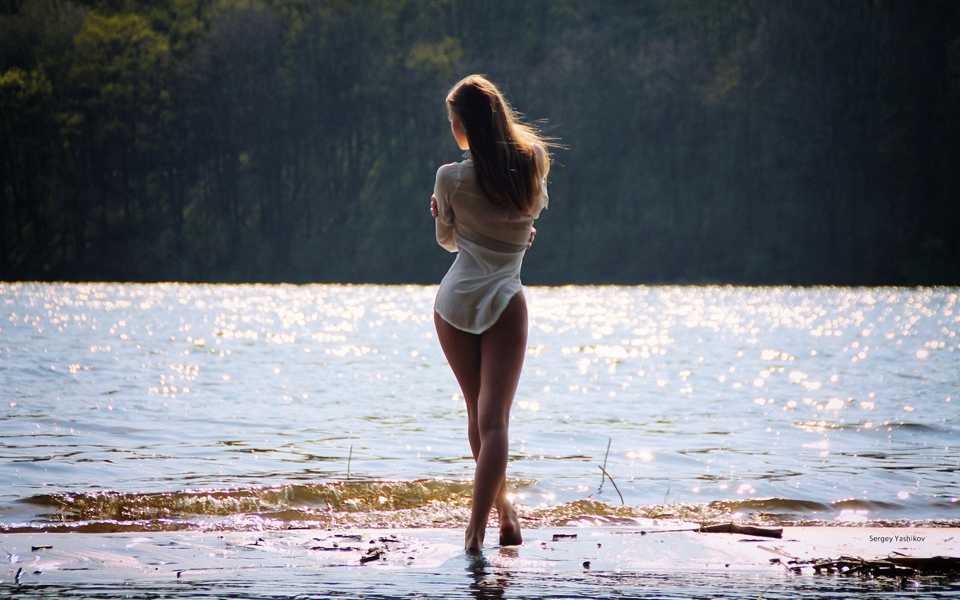 Красивенькая блондиночка сфоткалась у пруда