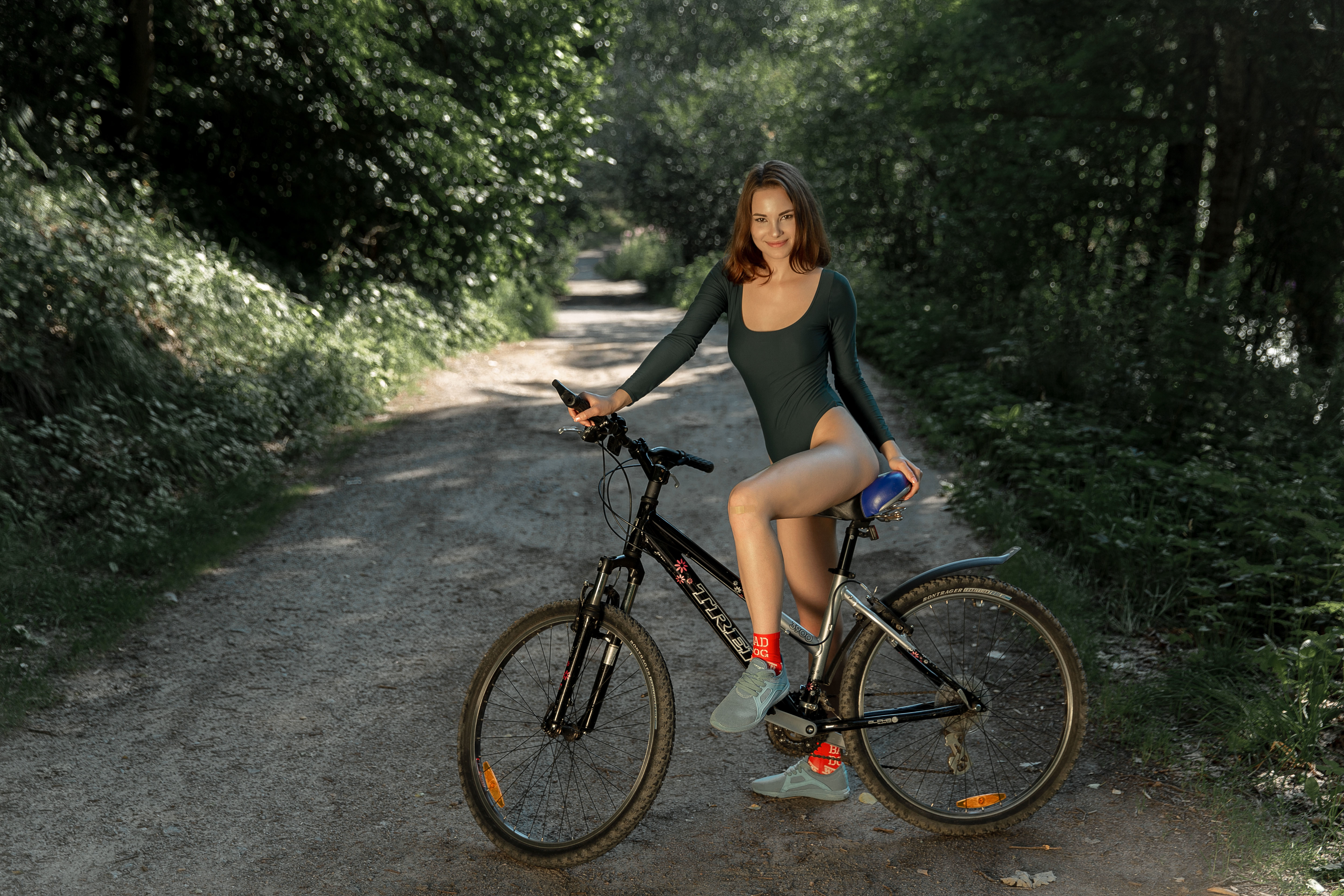 Раздетая девушка с велосипедом на фото