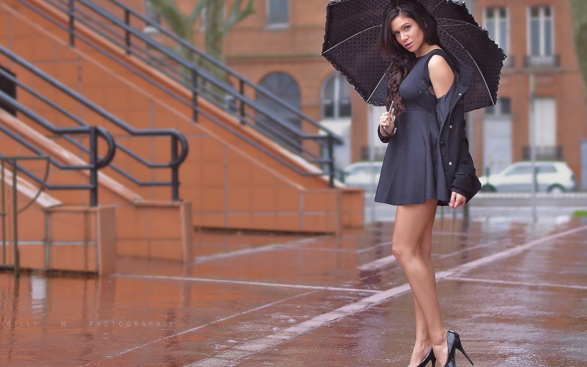 Красивая девушка показывает свою пизду под юбкой под летним зонтиком