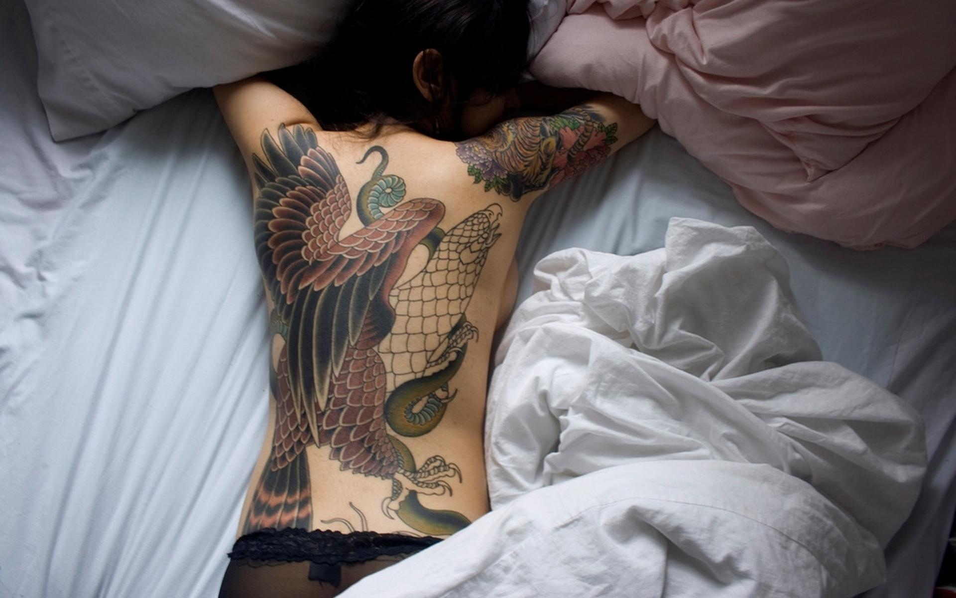 Татуированные девушки устроили своему другу в спальне групповуху