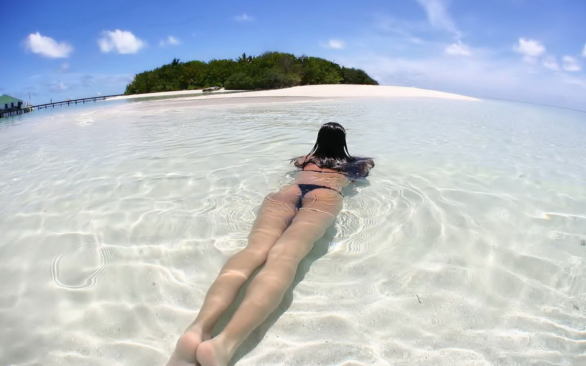 Сочная девушка показывает свое тело лежа в воде