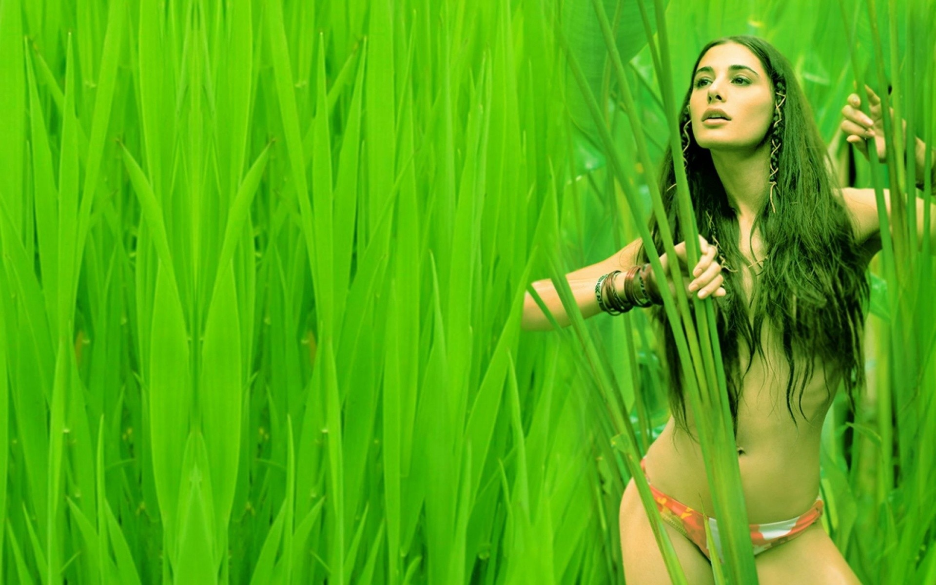 Голая девушка на зеленой травке