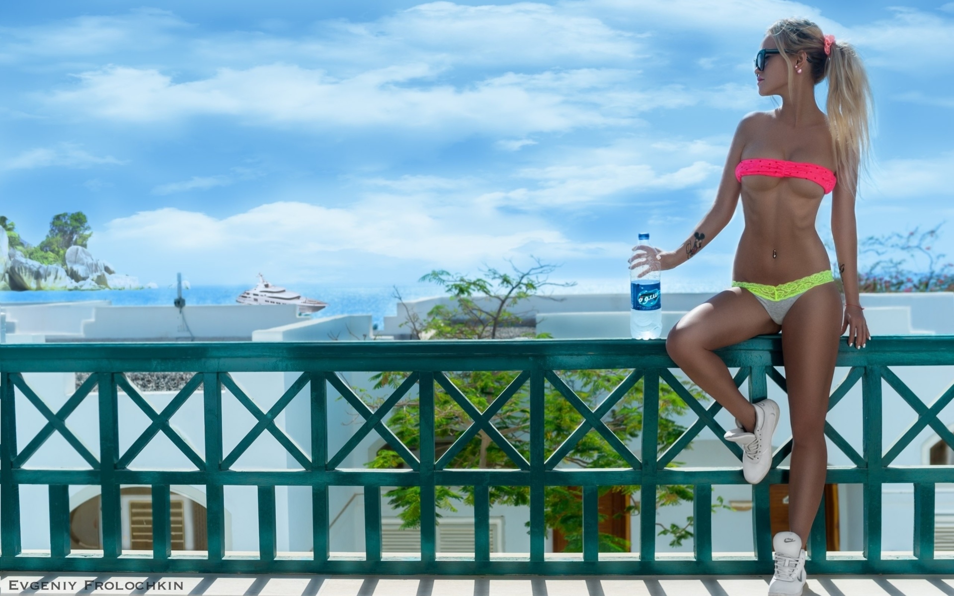 Пошлячка со спортивной фигурой свети голыми титьками на курорте