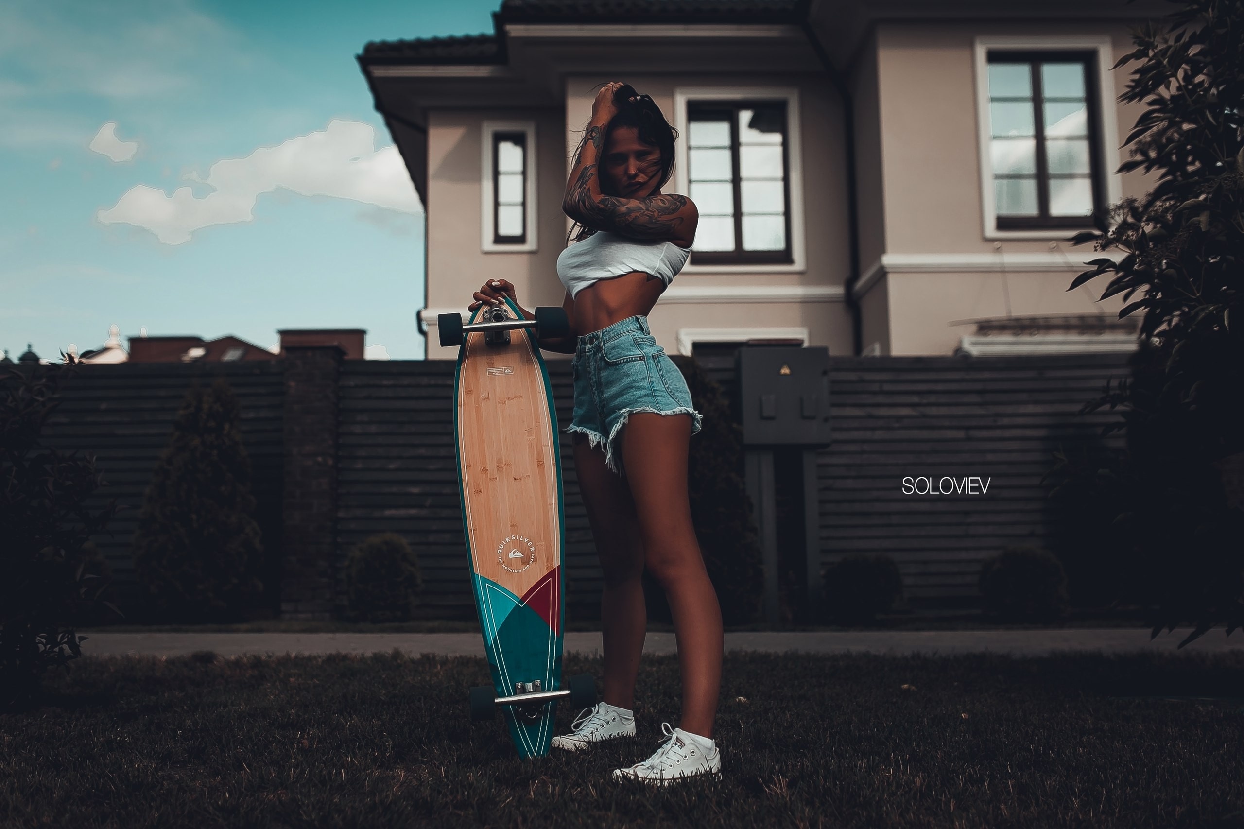 Teaser longboarding with major upskirt