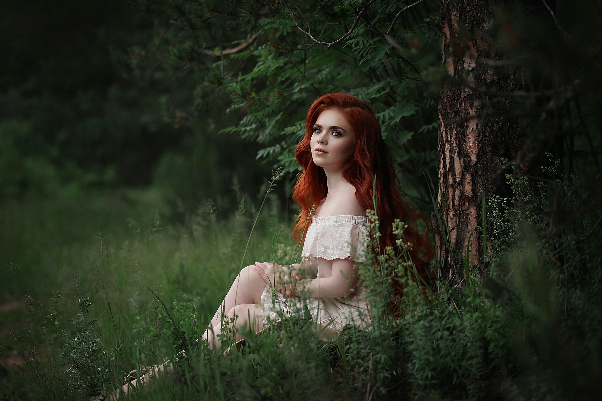 Красивая рыжая кудряшка в лесу на пикнике наслаждается дрочкой