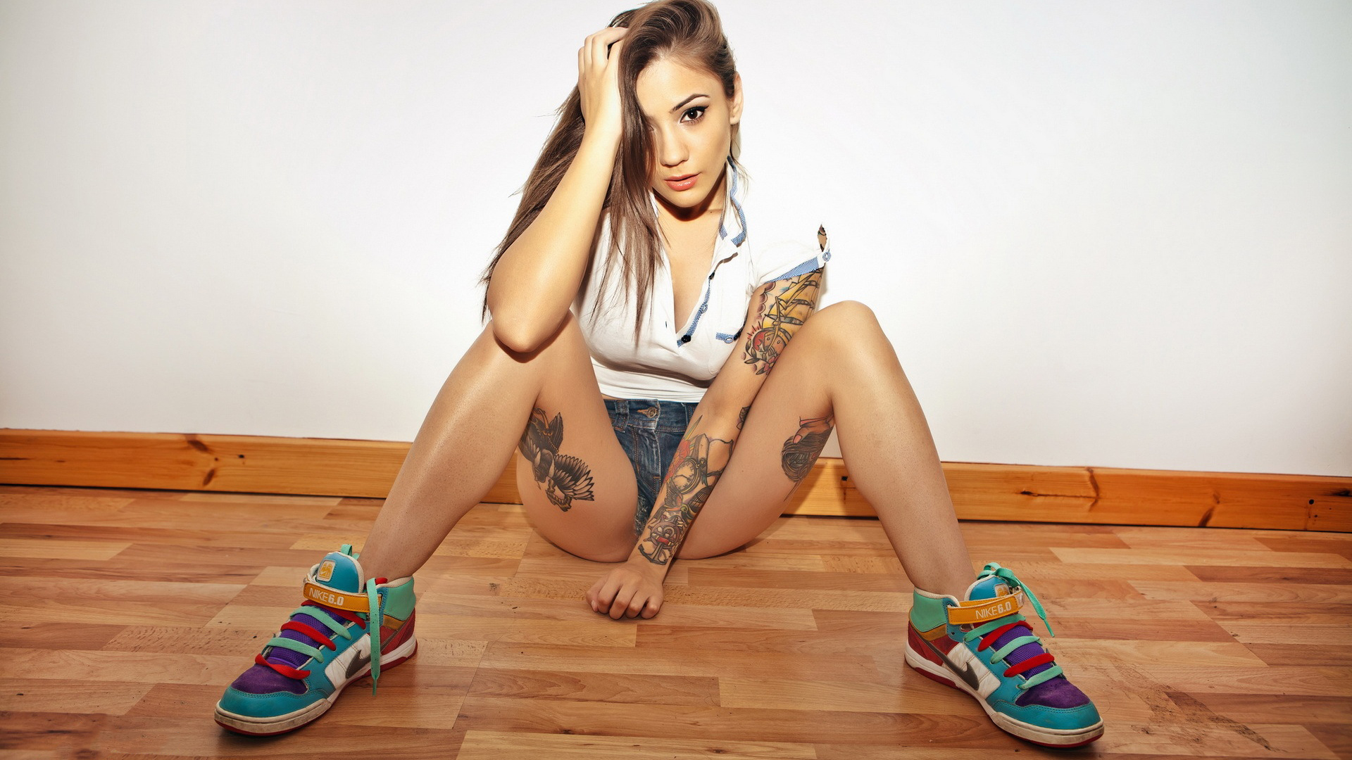Vanessa Decker показывает татуированные ножки на диване