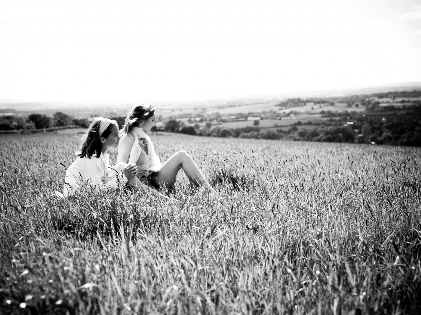 Черно Белое Фото Девушек На Природе