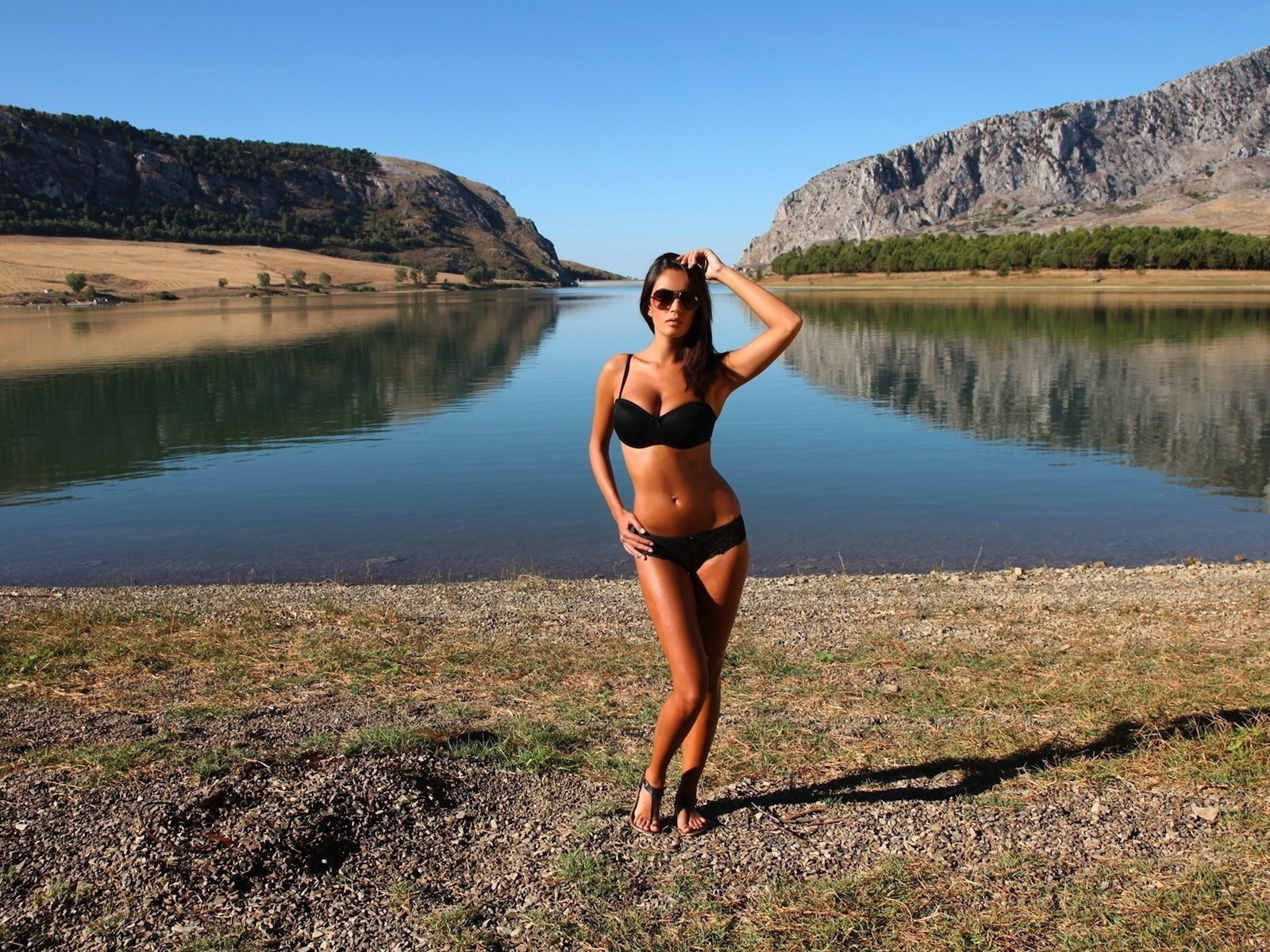 Грудастая дамочка сняла с себя купальник на берегу озера порно фото