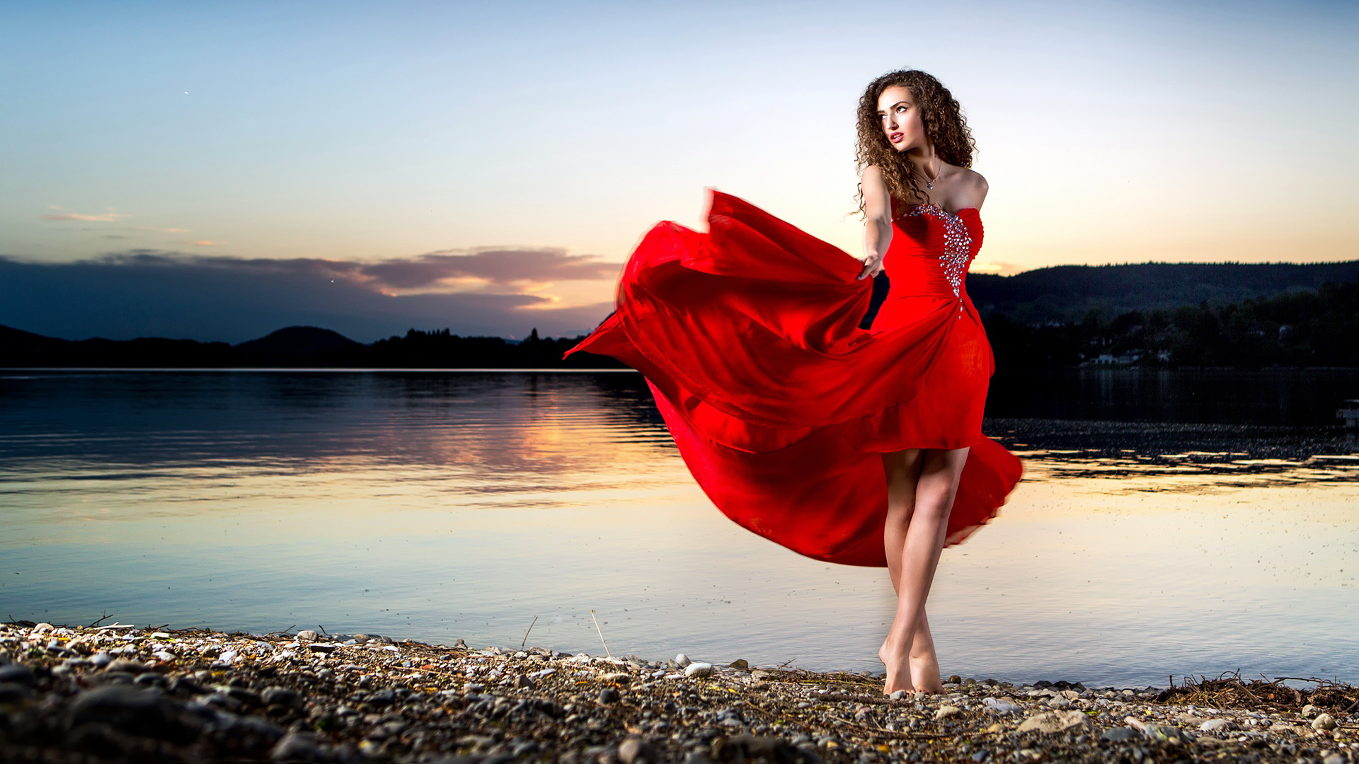 Танцующая Девушка В Красном Платье