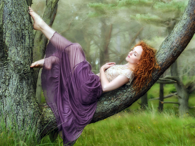 Эротика фото - рыжая девушка под деревом
