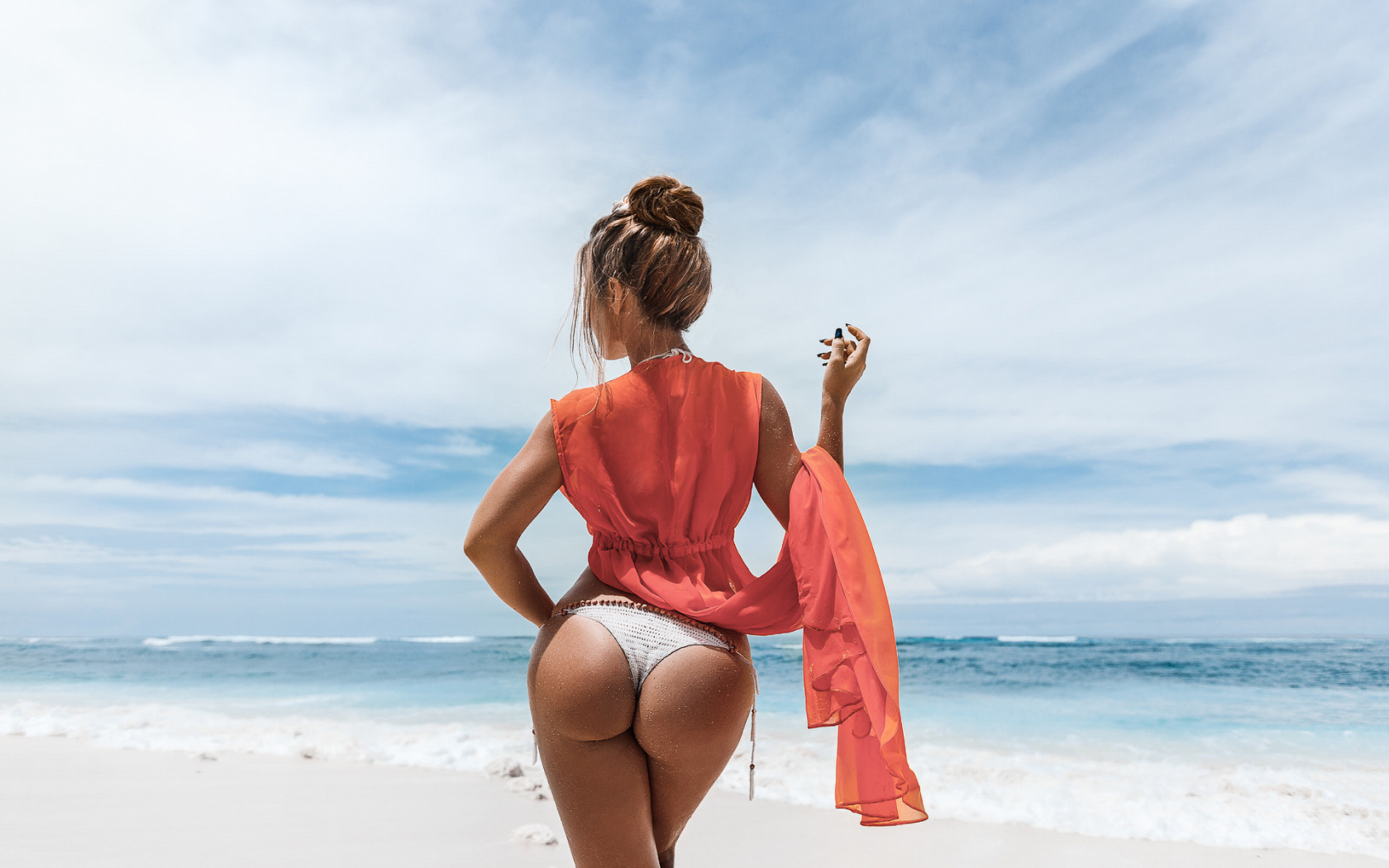 Сексуальная рыжуха с красивой попкой на пляже