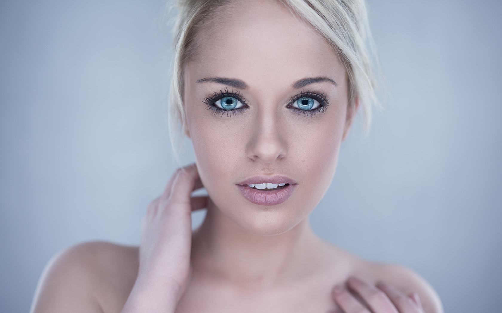 Фото блондинки с голубыми глазами и красивой грудью