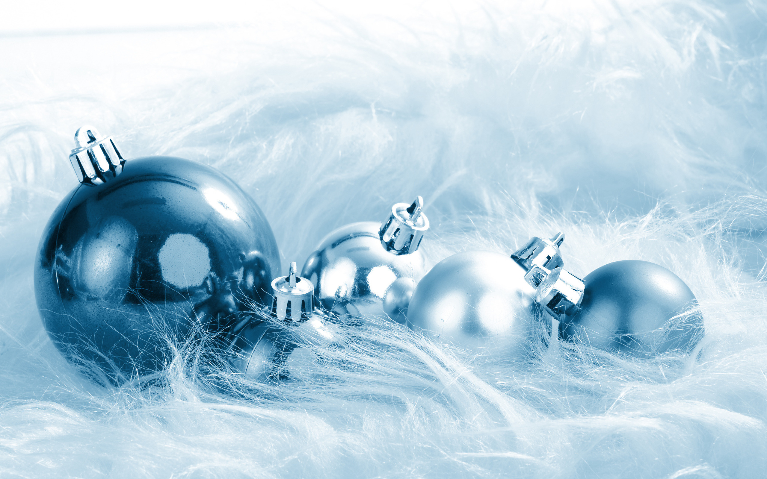 Новогодние заставки тв. Новогодние обои на рабочий стол. Синие новогодние шары. Красивый новогодний фон. Новогодние шарики обои.