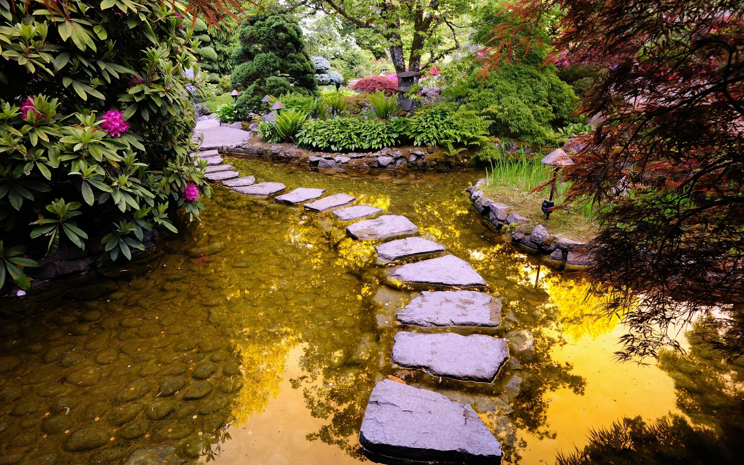 Тропинка к реке. Каменные тропинки в парке Японии. Сад камней Япония тропинки. Японский сад камней Ботанический сад. Каменная тропинка через реку Япония.