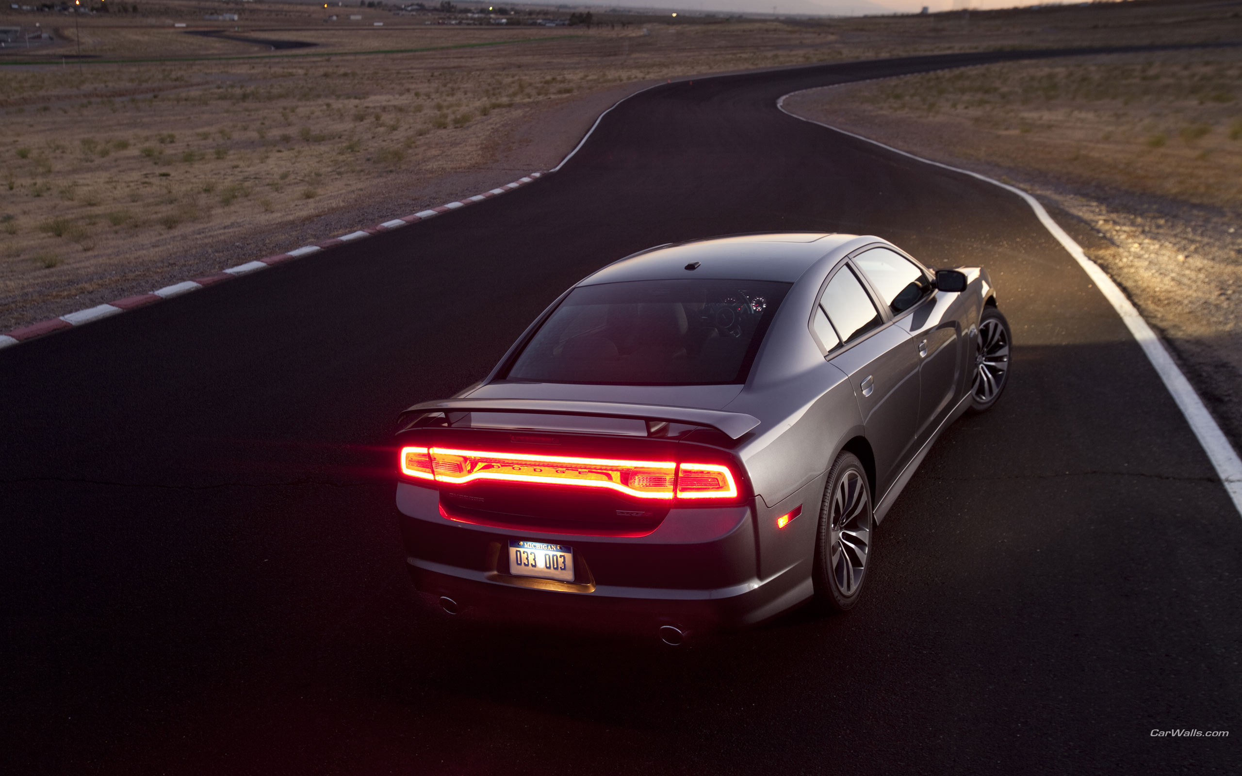 Dodge Challenger 2011 с сзади