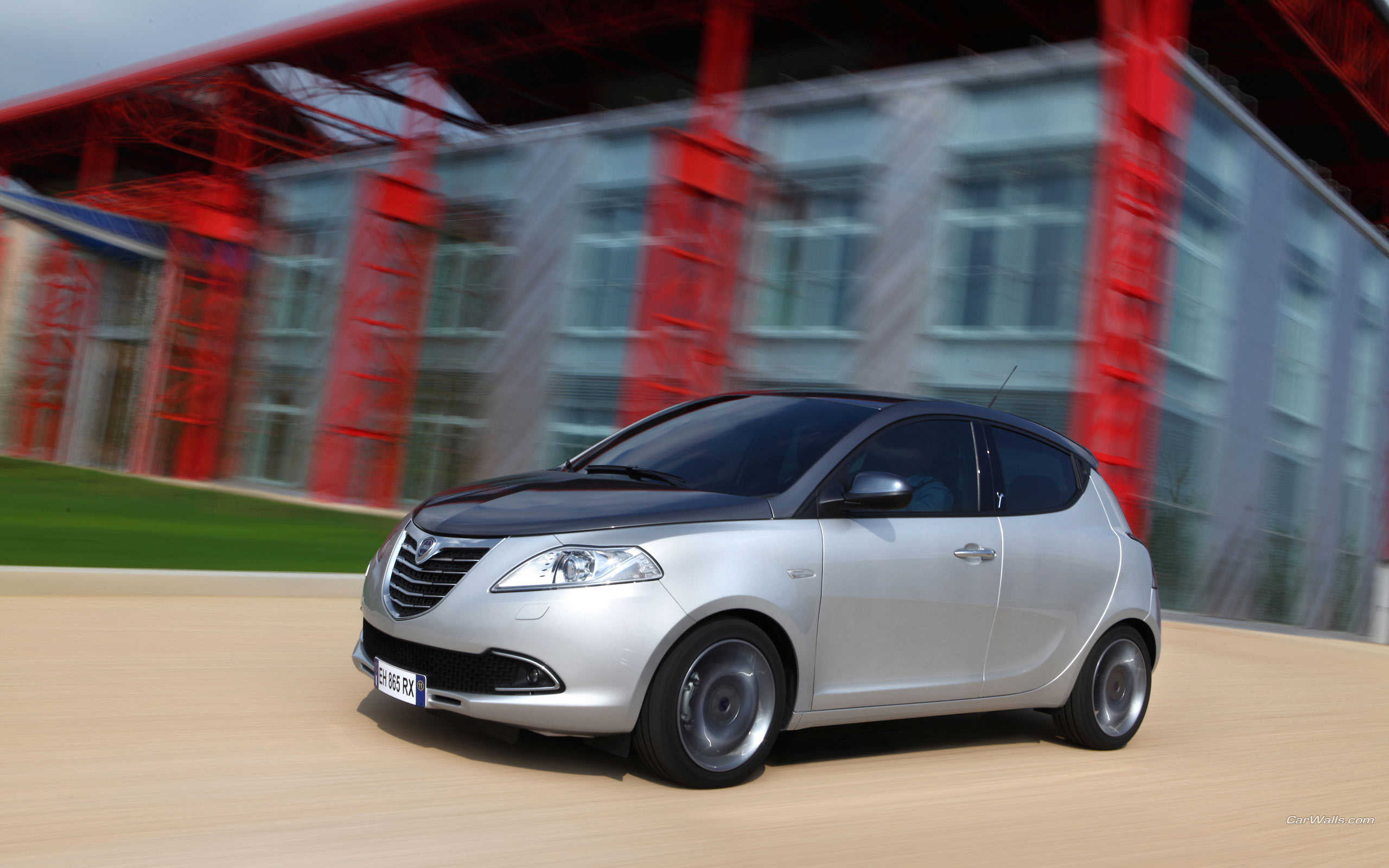 Машина Lancia Ypsilon 2014