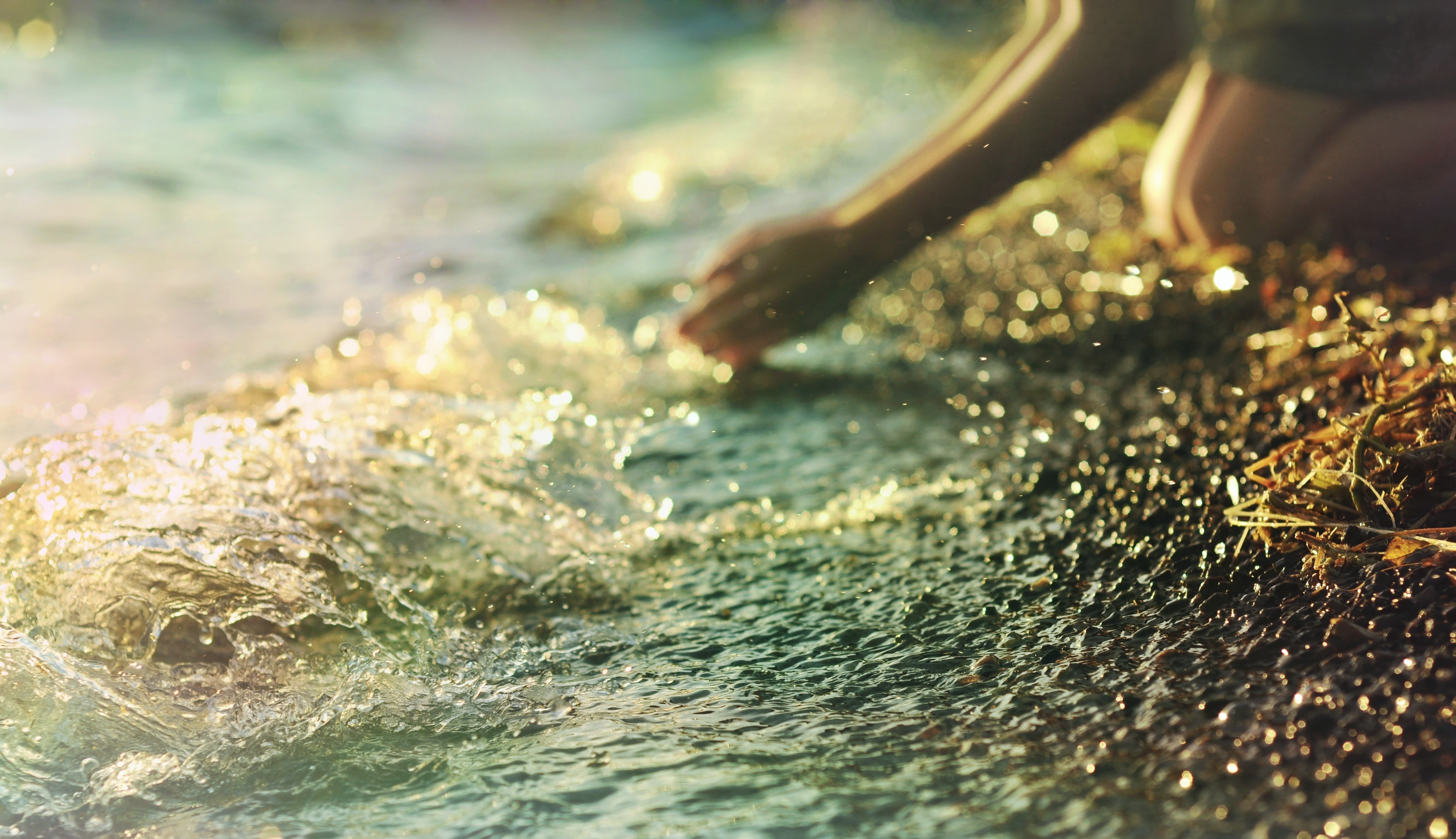С дальнего берега доносилась успокаивающая душу. Брызги моря. Девушка в брызгах воды. Брызгаться водой. Солнце и вода.