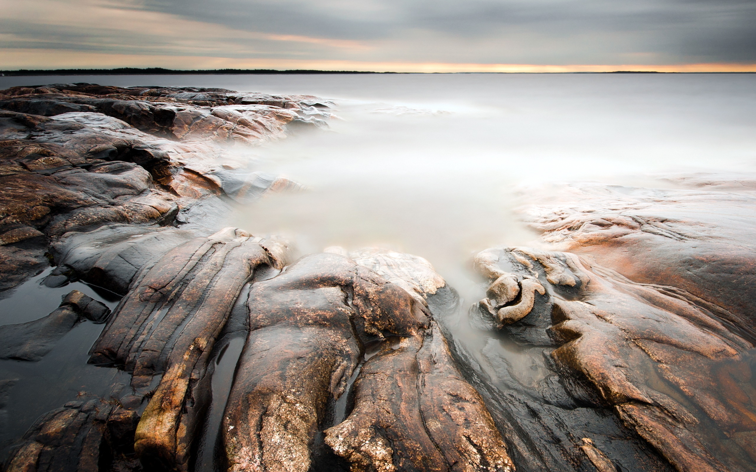 Белое море вода. Белое море. Море туман камни. Камни вода туман. Белое море обои.