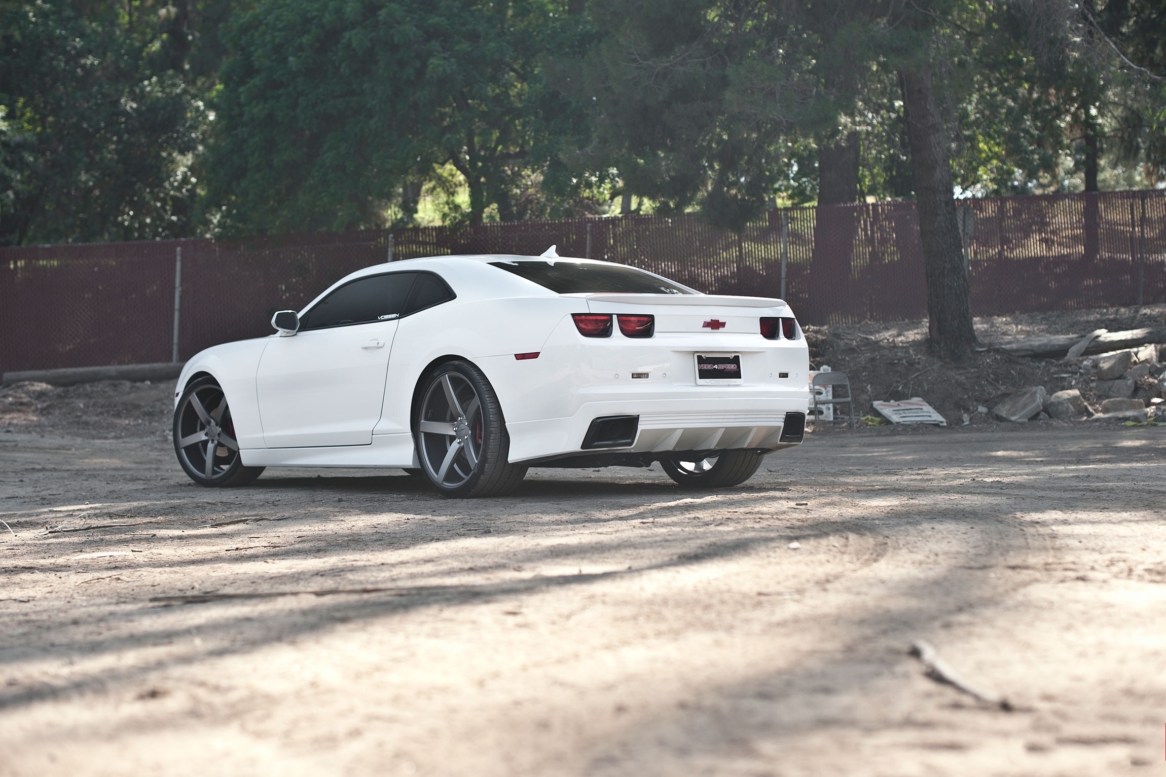 Найди белую машину. Шевроле Камаро белая. Chevrolet Camaro белая. Шевроле Камаро Vossen. Шевроле Камаро бело черная.