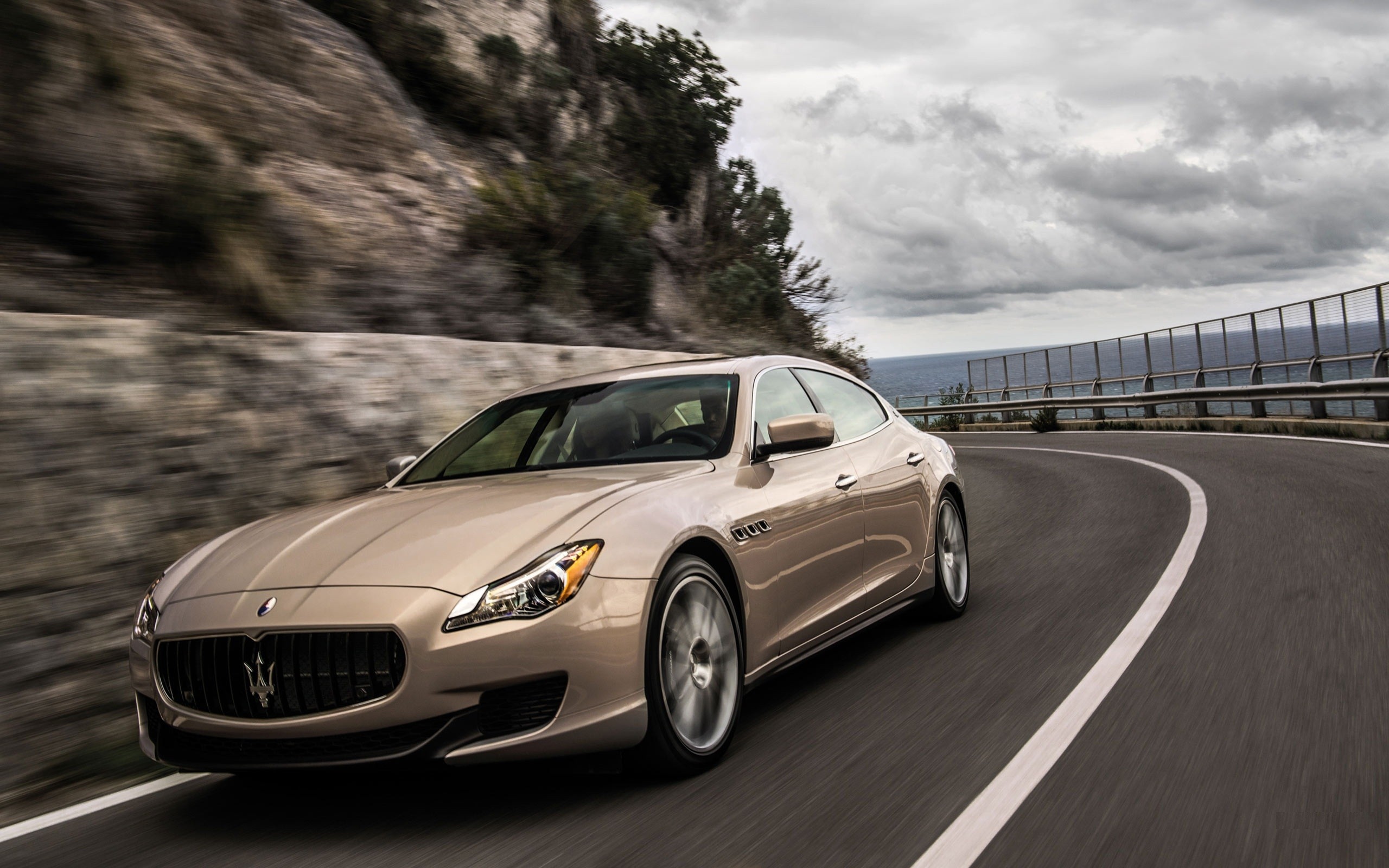 Автомобиль 2013 фото. Maserati Quattroporte с машинами. Машина Мазерати Квадра порте. Мазерати Кватропорте 1997. Мазератти 2013.