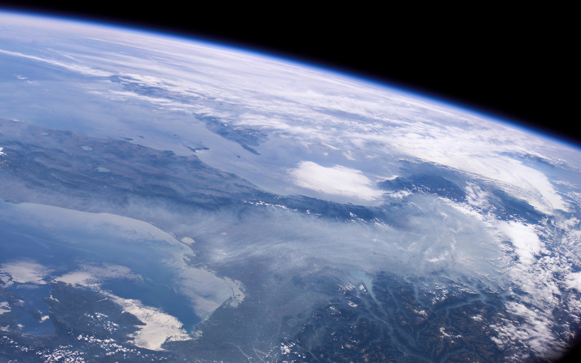 На небо над землей высоко. О земле и космосе. Вид земли из космоса. Снимок земли из космоса. Планета вид из космоса.