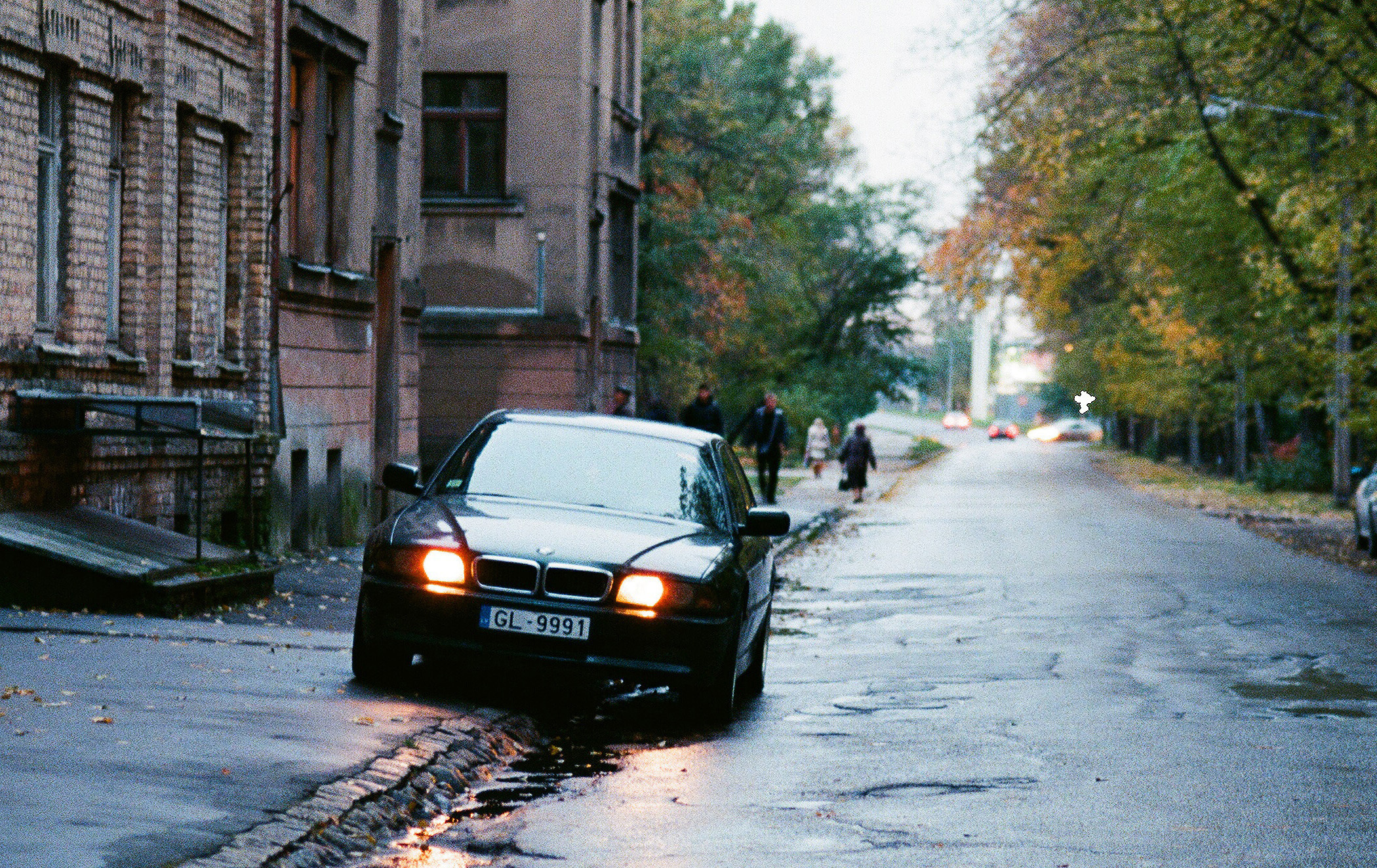 Обои здания, двор, bmw 740, город, дома, россия, e38, улица на рабочий стол