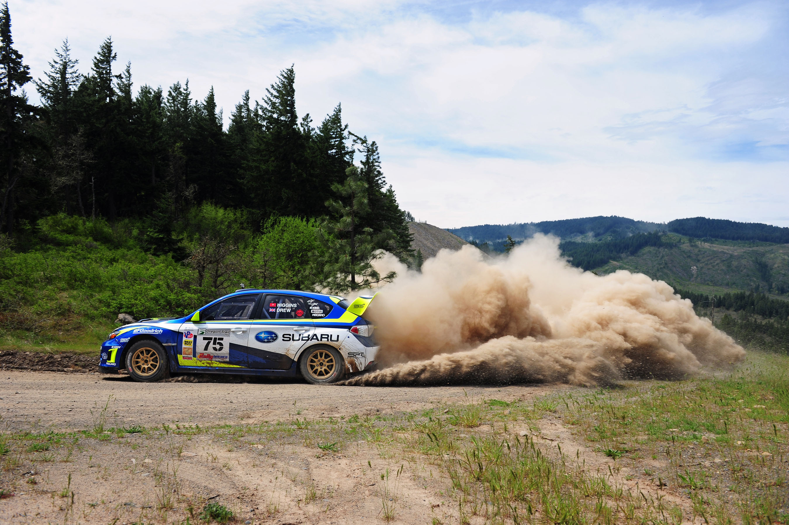 Обои гонка, холмы, лес, субару, subaru, спорт, rally, пыль, авто на рабочий  стол