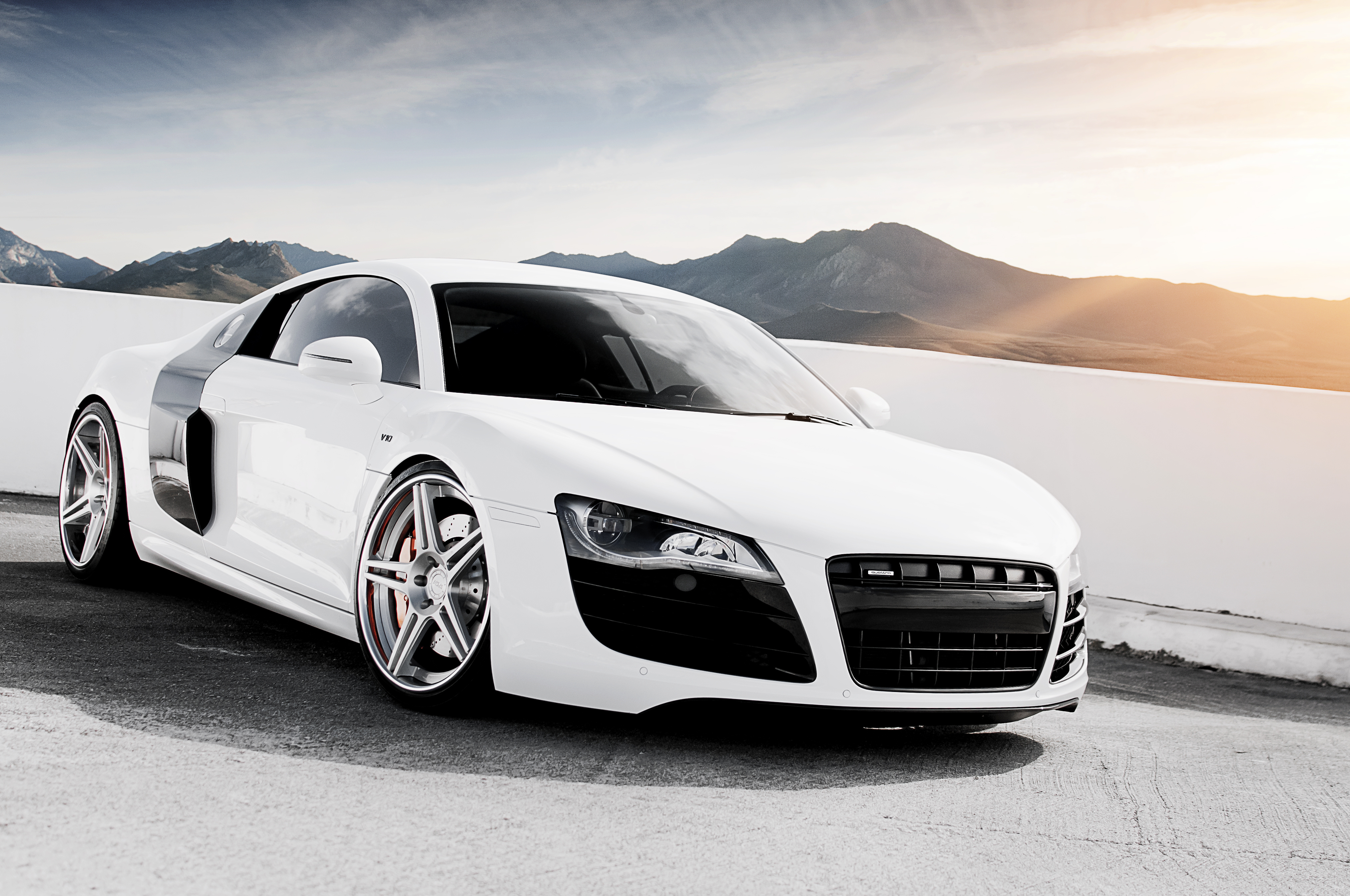 White 8. Ауди р8 белая. Audi r8 белая. Audi р8 в10. Белые Ауди rs8.