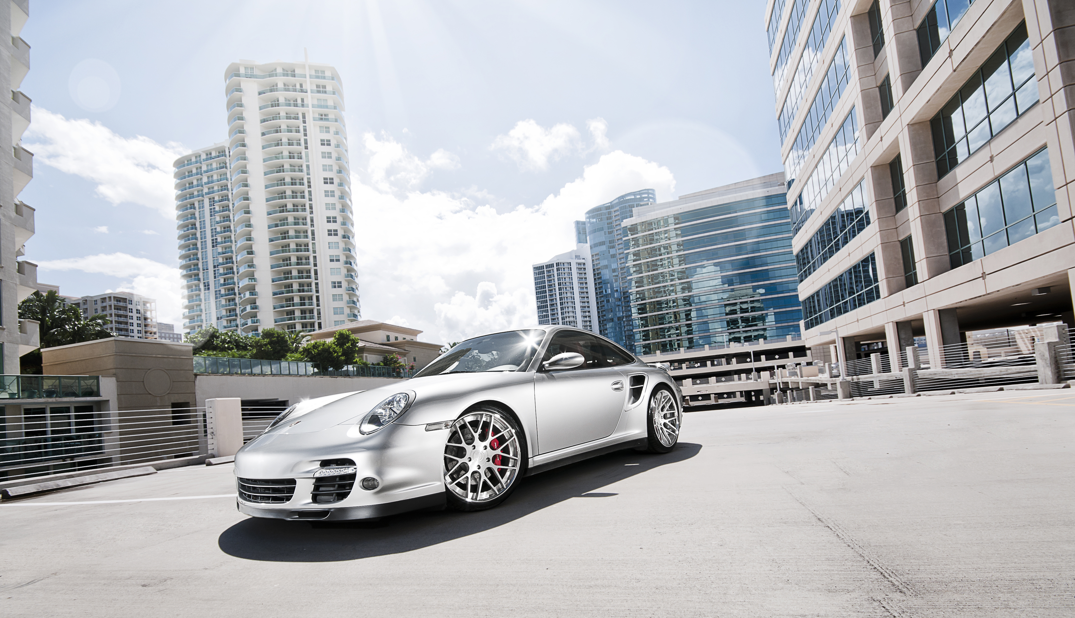 Машины для города. Порше ТТ. Porsche 997 Dubai. Машина на фоне города. Автомобиль на фоне гор.