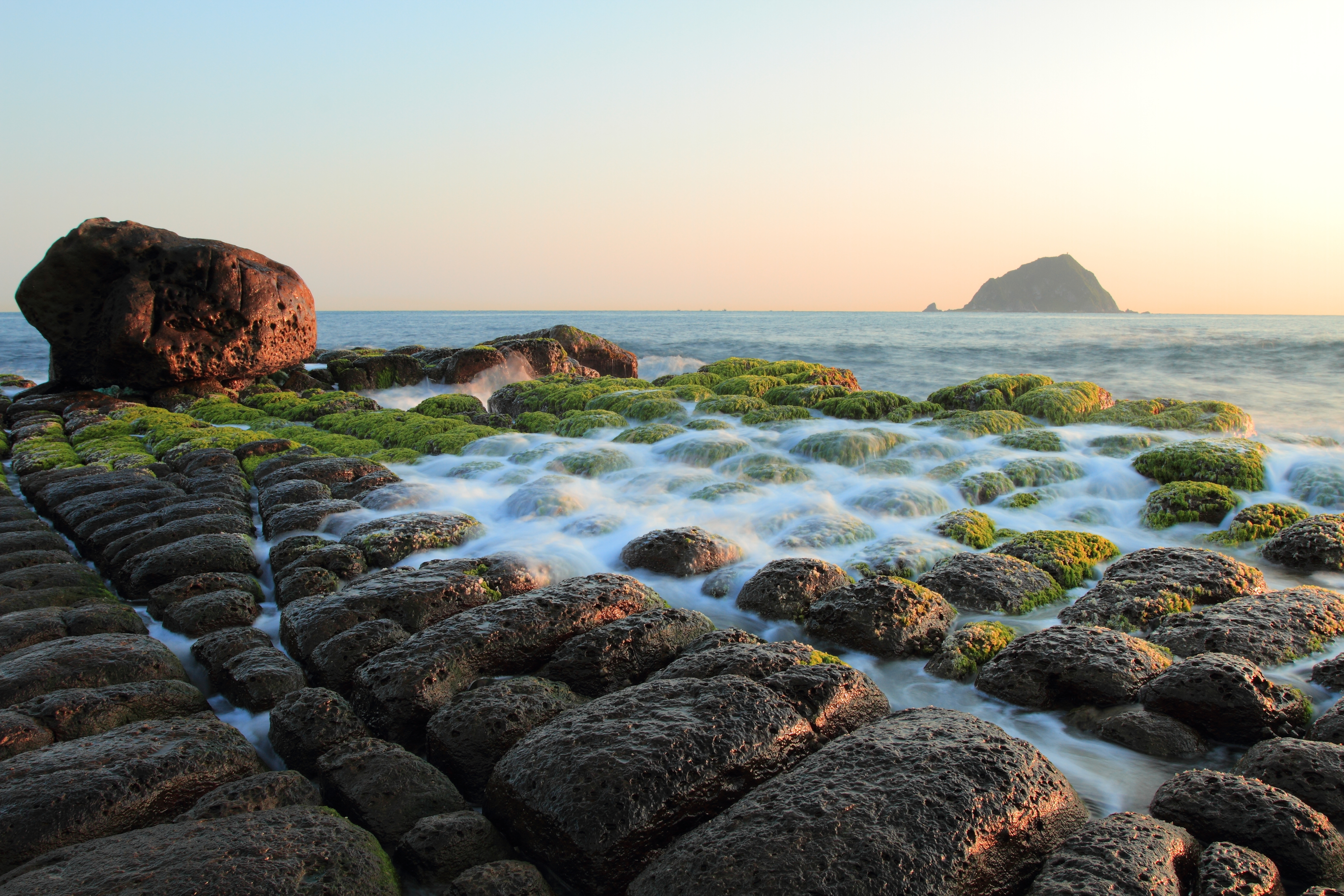 Странное море. Природа море. Камни на берегу моря. Море камни. Море красивые места.