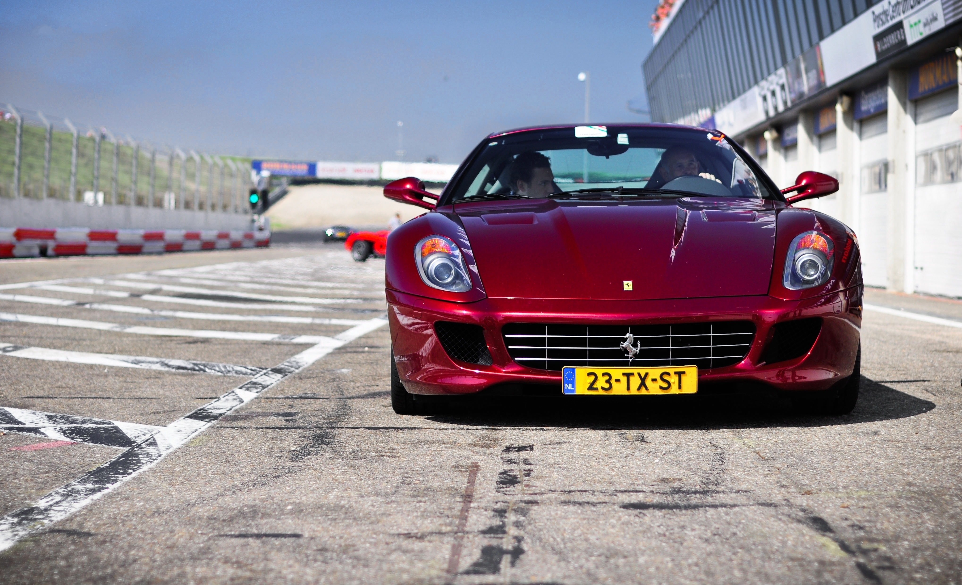 Ferrari 599 красная