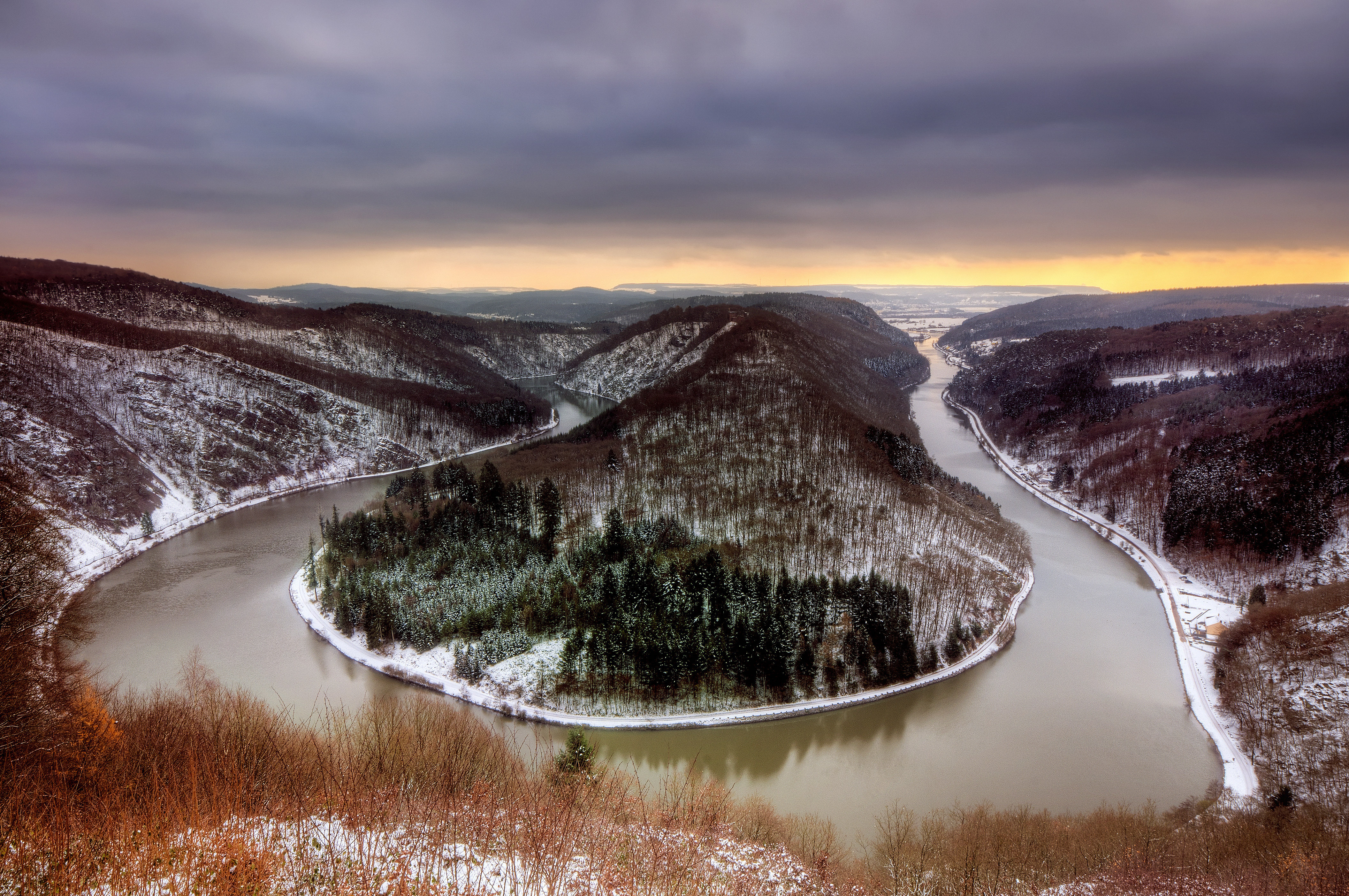 Какой изгиб реки. Река Саар Германия. Манская петля. Изгиб реки. Природа Саара Германия.