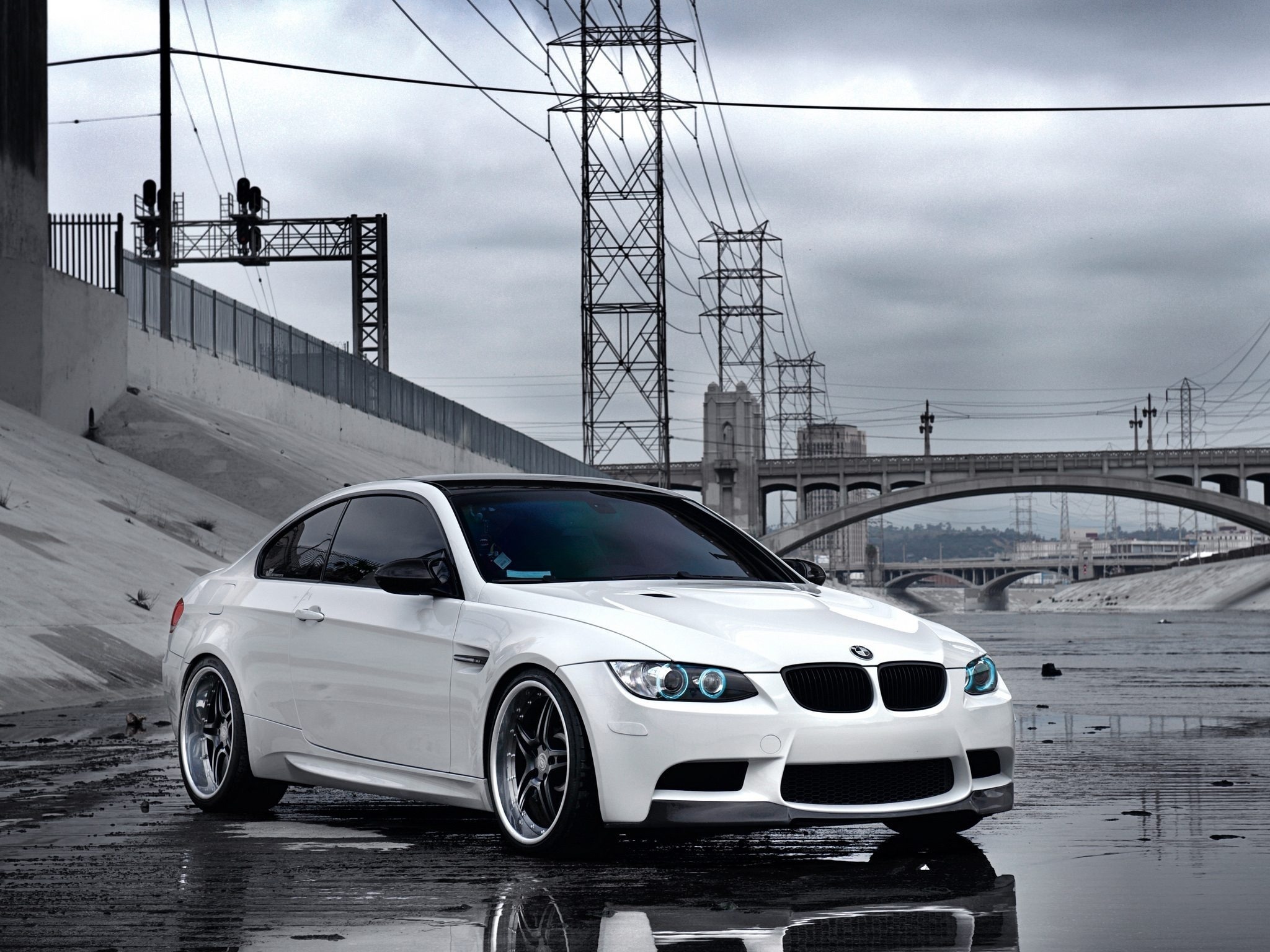 Bmw wallpaper. БМВ белая. BMW m3 e92 на рабочий стол. БМВ белая БМВ. Заставка на рабочий стол БМВ.