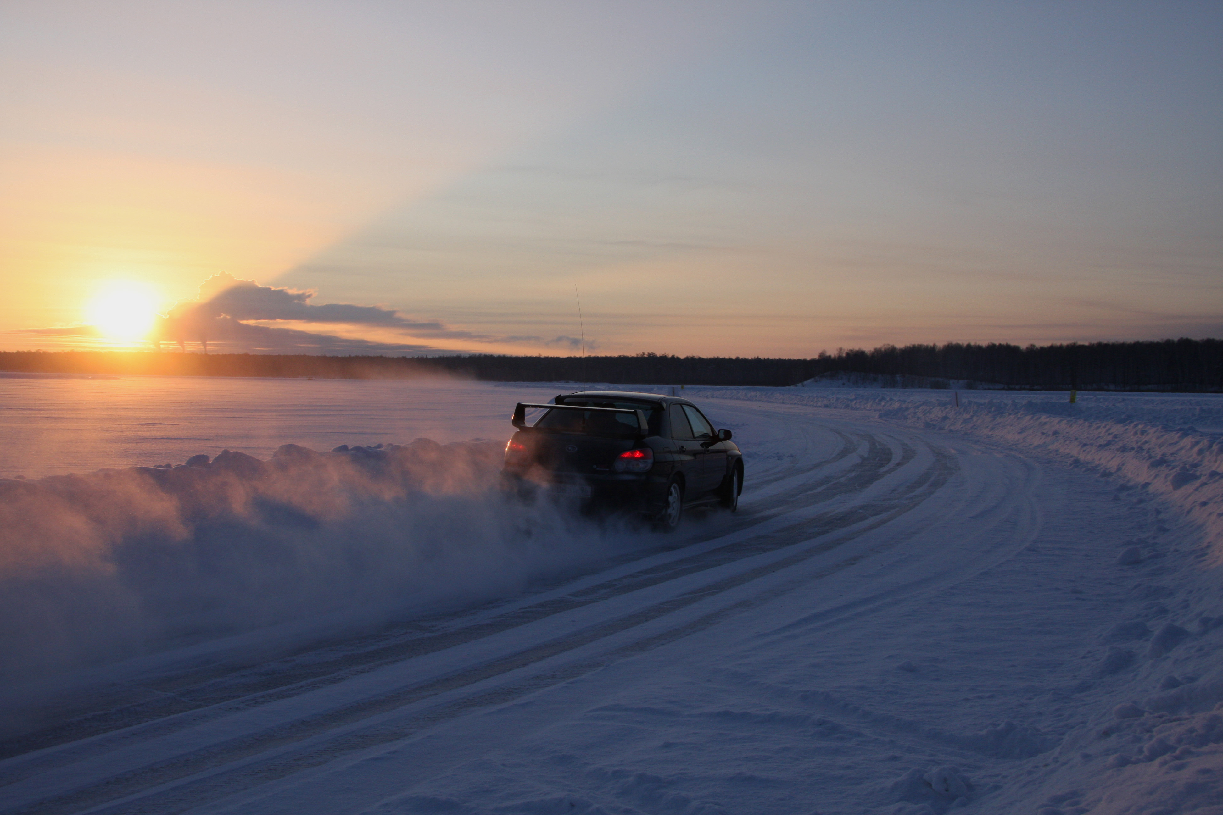 Subaru Impreza WRX STI черный зимой