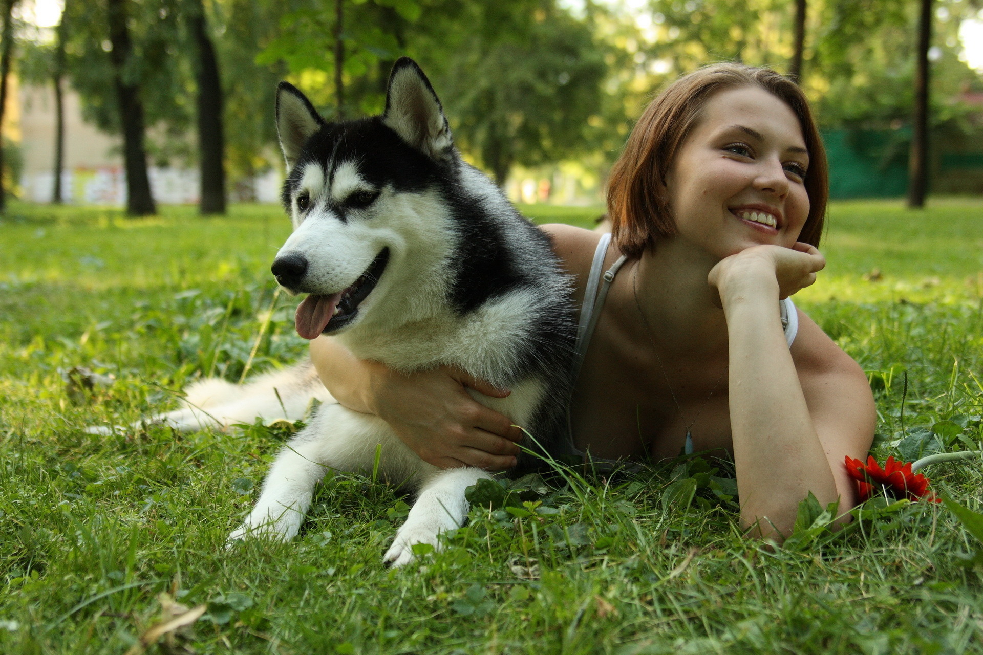 Babes dog. Девушка с собакой. Фотосессия девушка с собакой. Девушка и хаски. Красивая девушка с собачкой.