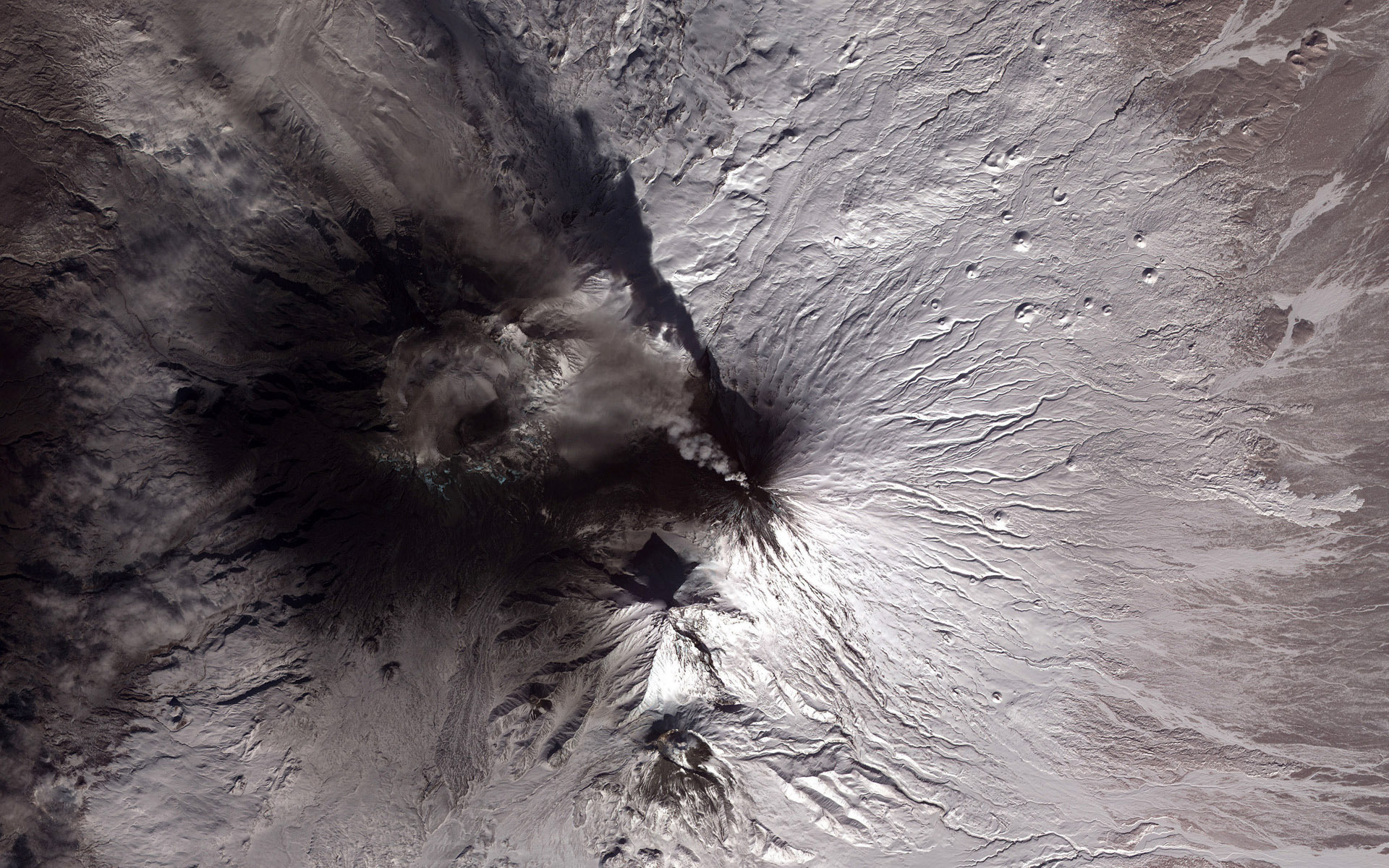 Извержение вулкана Сарычева из космоса