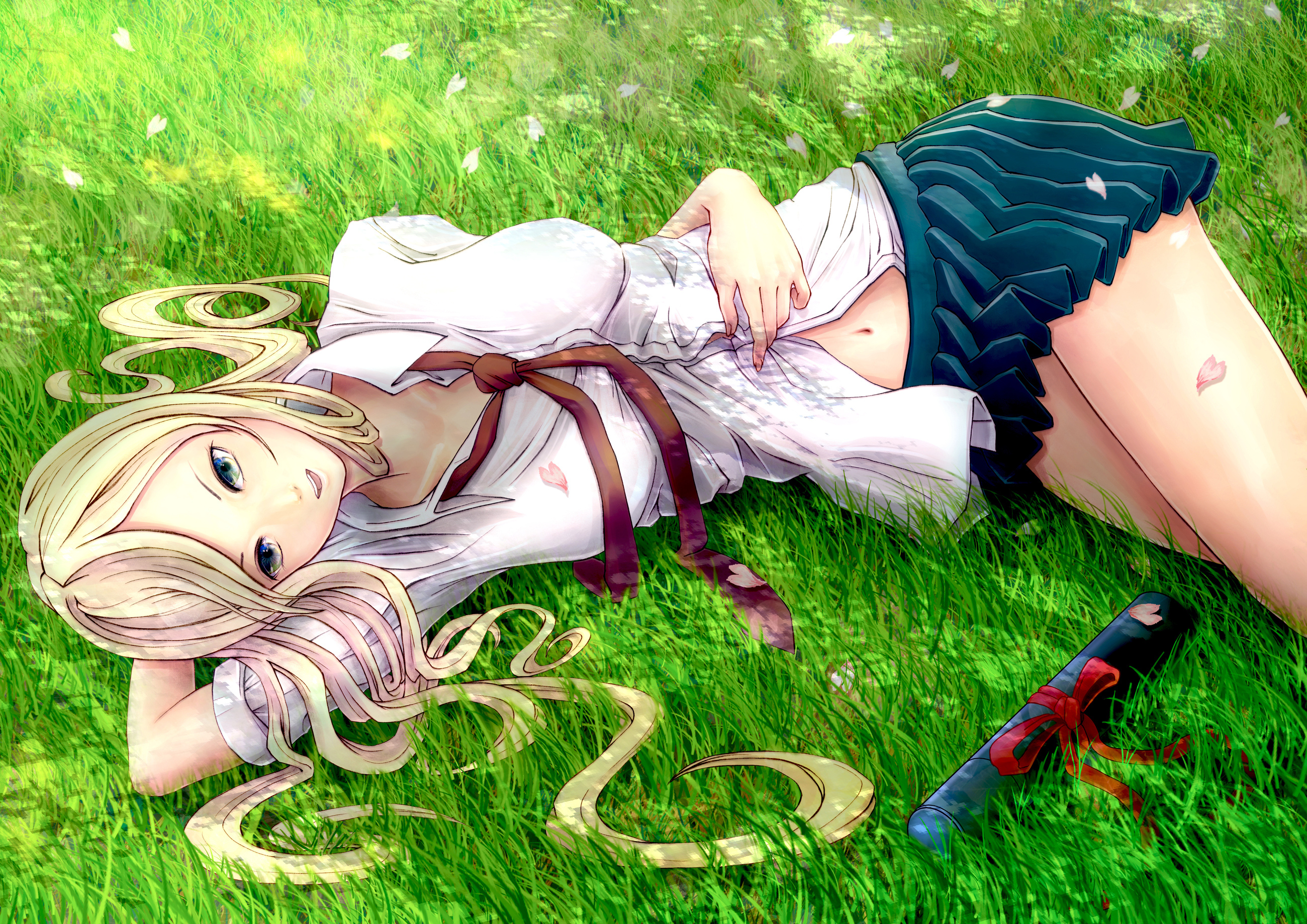 Аниме Левушка лежит на траве