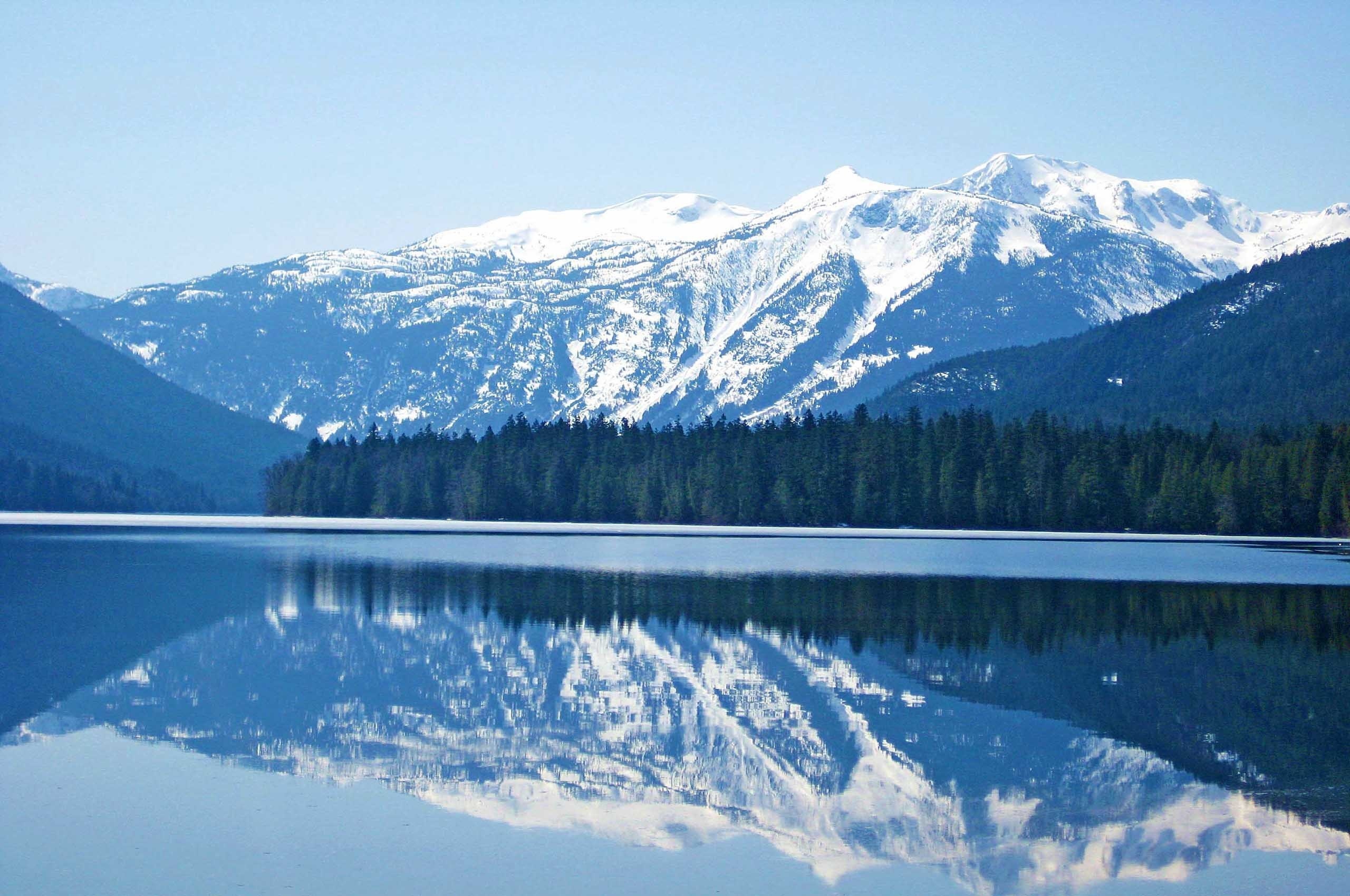 Горы снежные отражение в озере